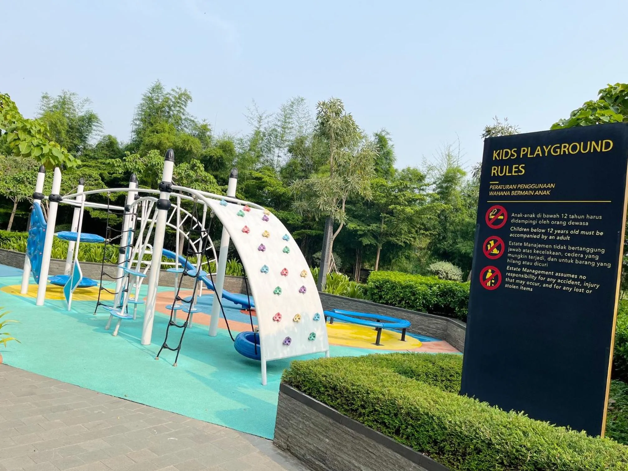 Children play ground in Gold Coast Sea View Apartments by Rentrooms