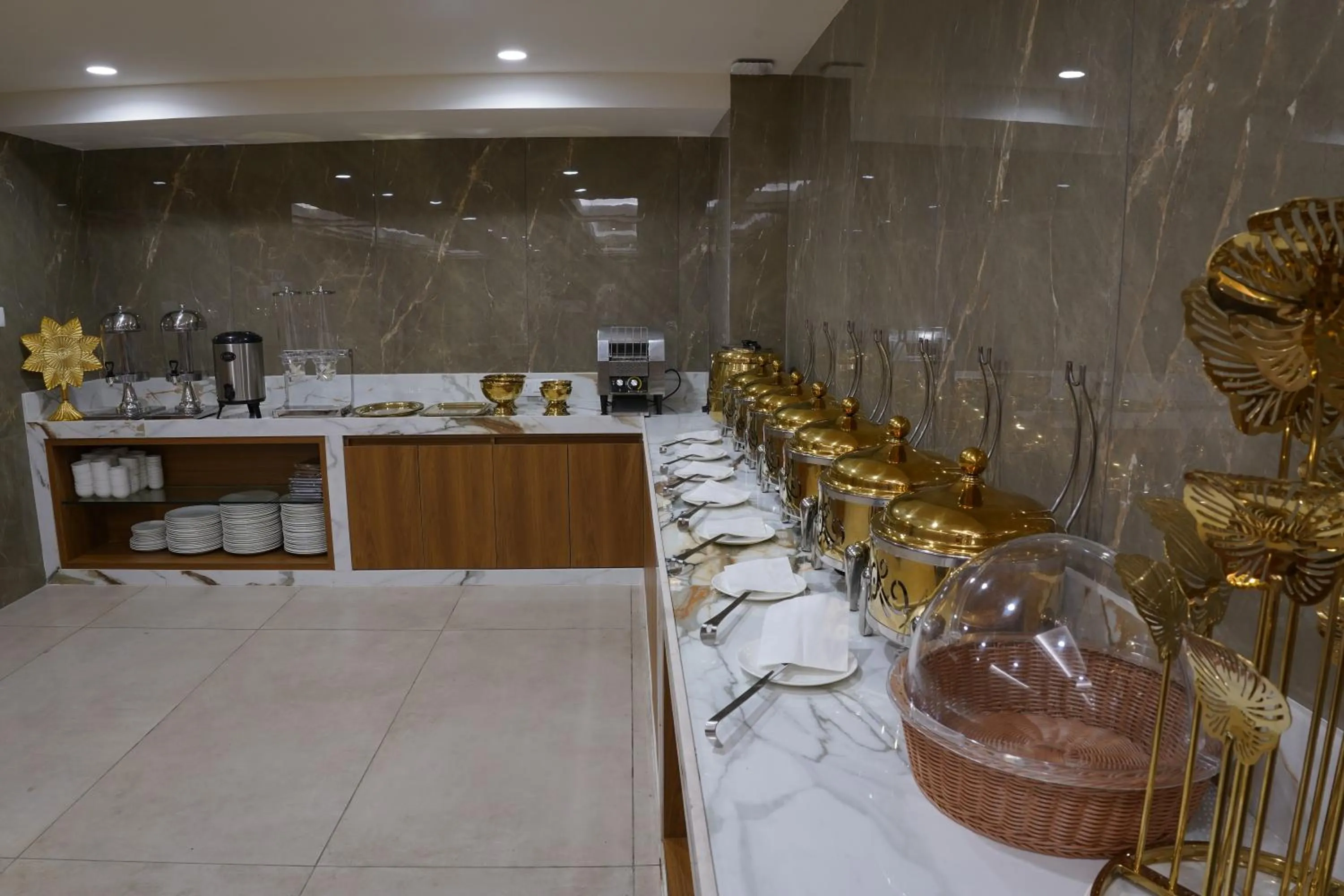 Restaurant/places to eat in HOTEL STATURE INN