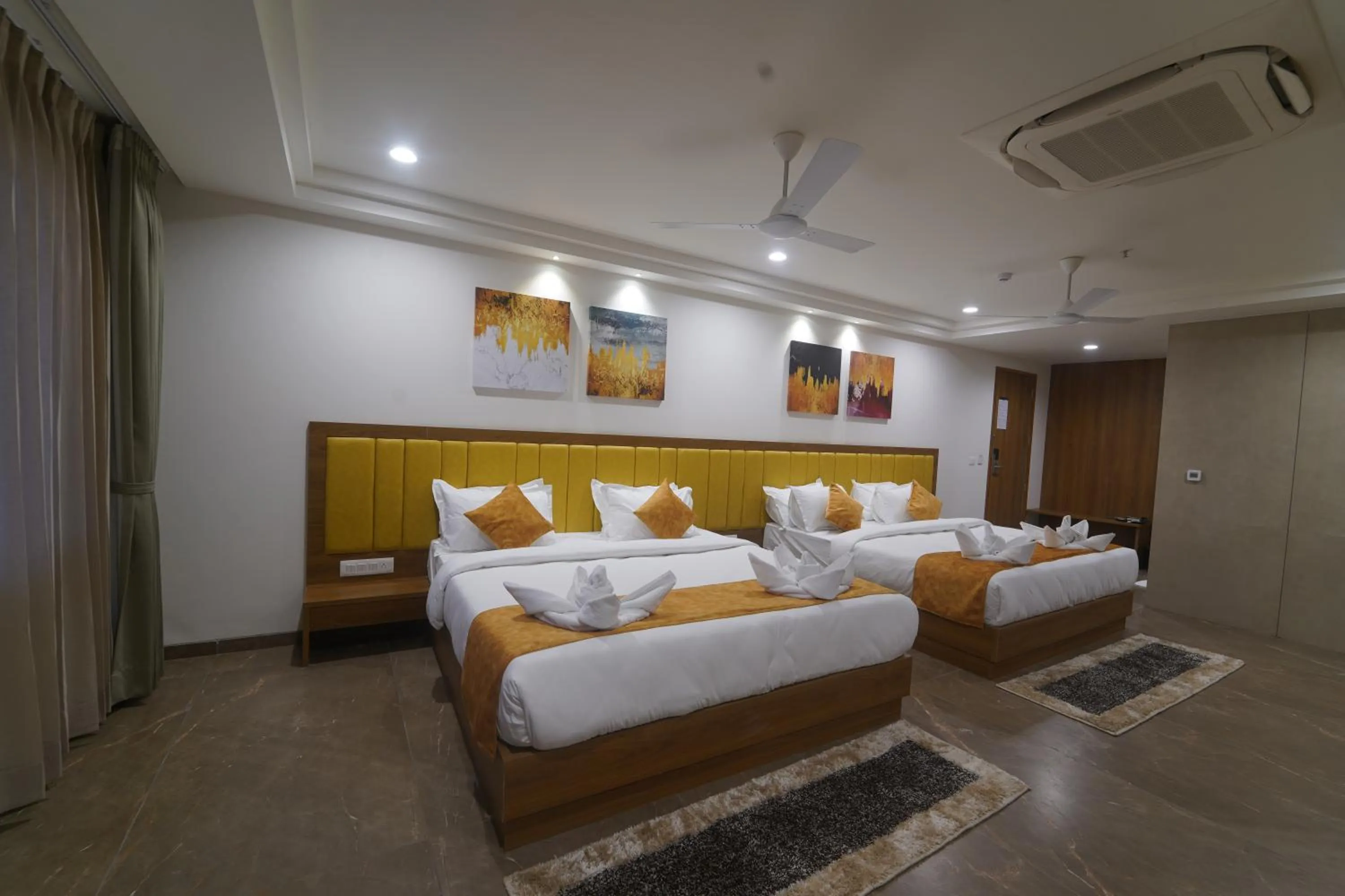 Bed in HOTEL STATURE INN