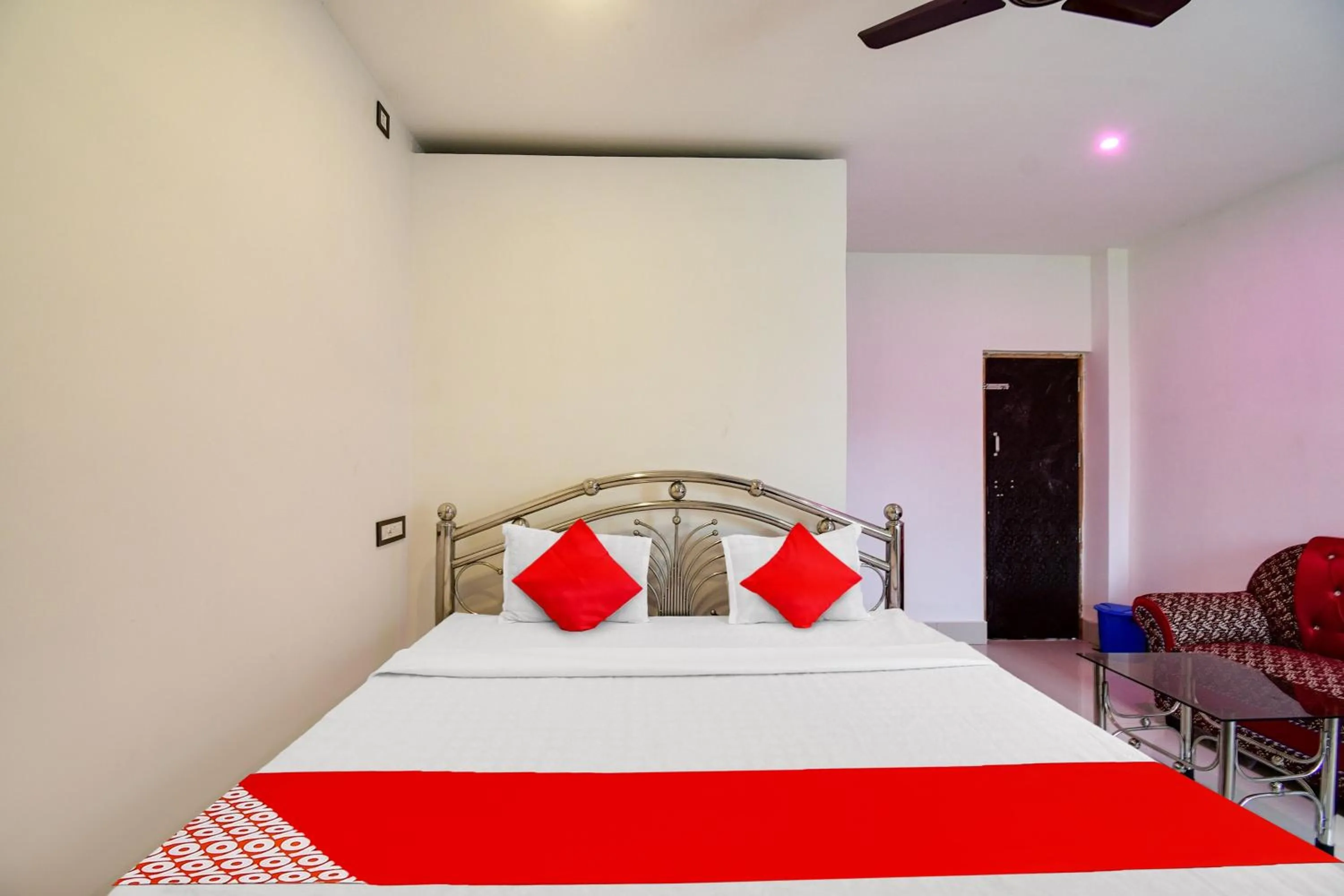 Bedroom in Hotel O Mango Leaf Hotel & Restaurant