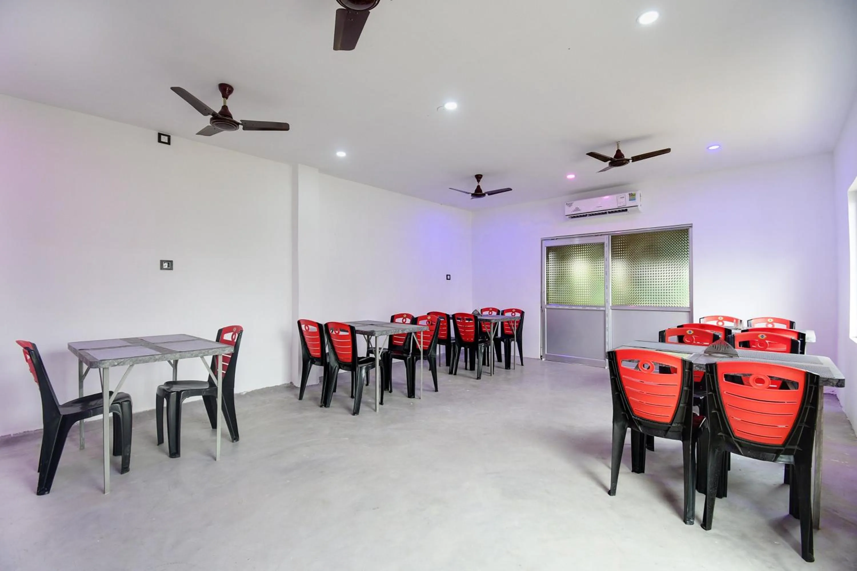 Restaurant/places to eat in Hotel O Mango Leaf Hotel & Restaurant