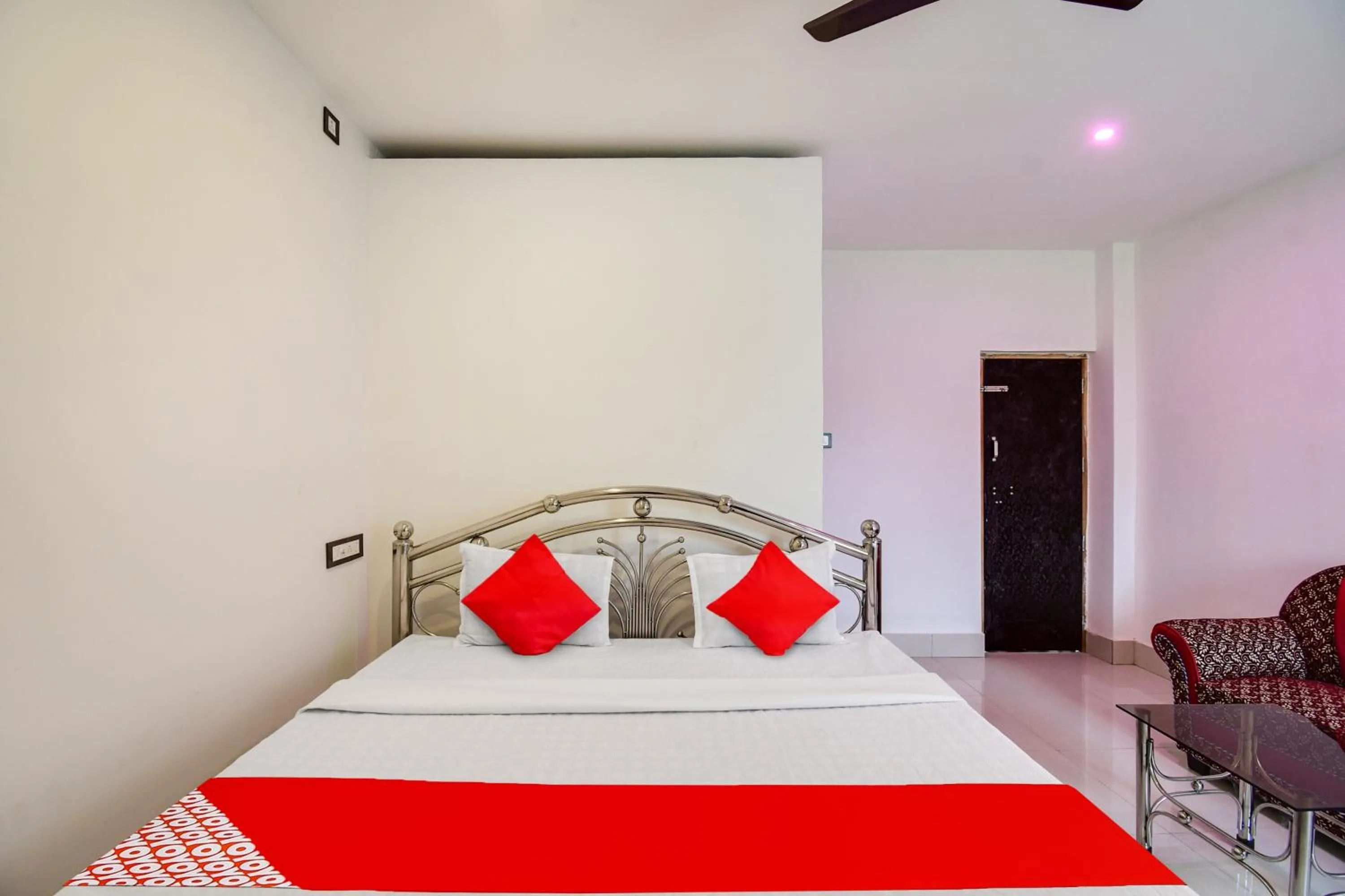 Bedroom in Hotel O Mango Leaf Hotel & Restaurant