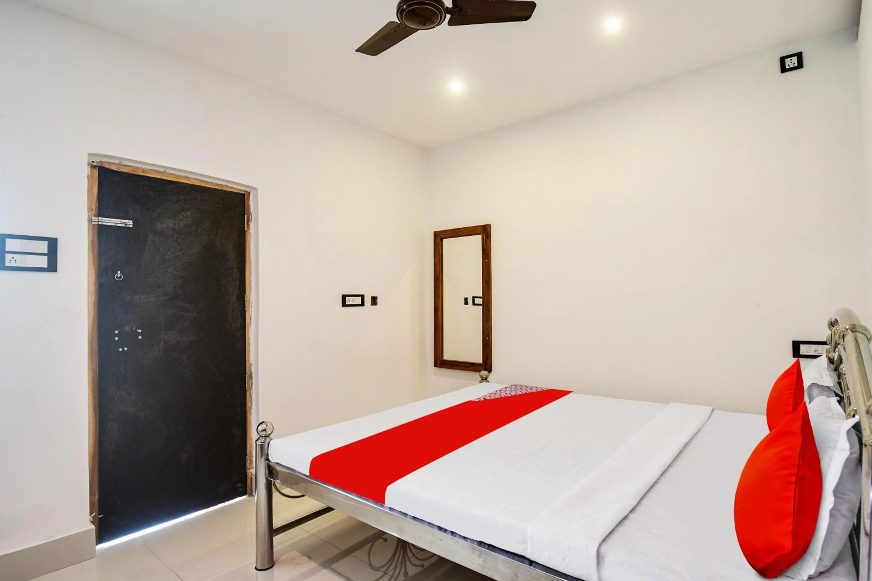 Bedroom in Hotel O Mango Leaf Hotel & Restaurant