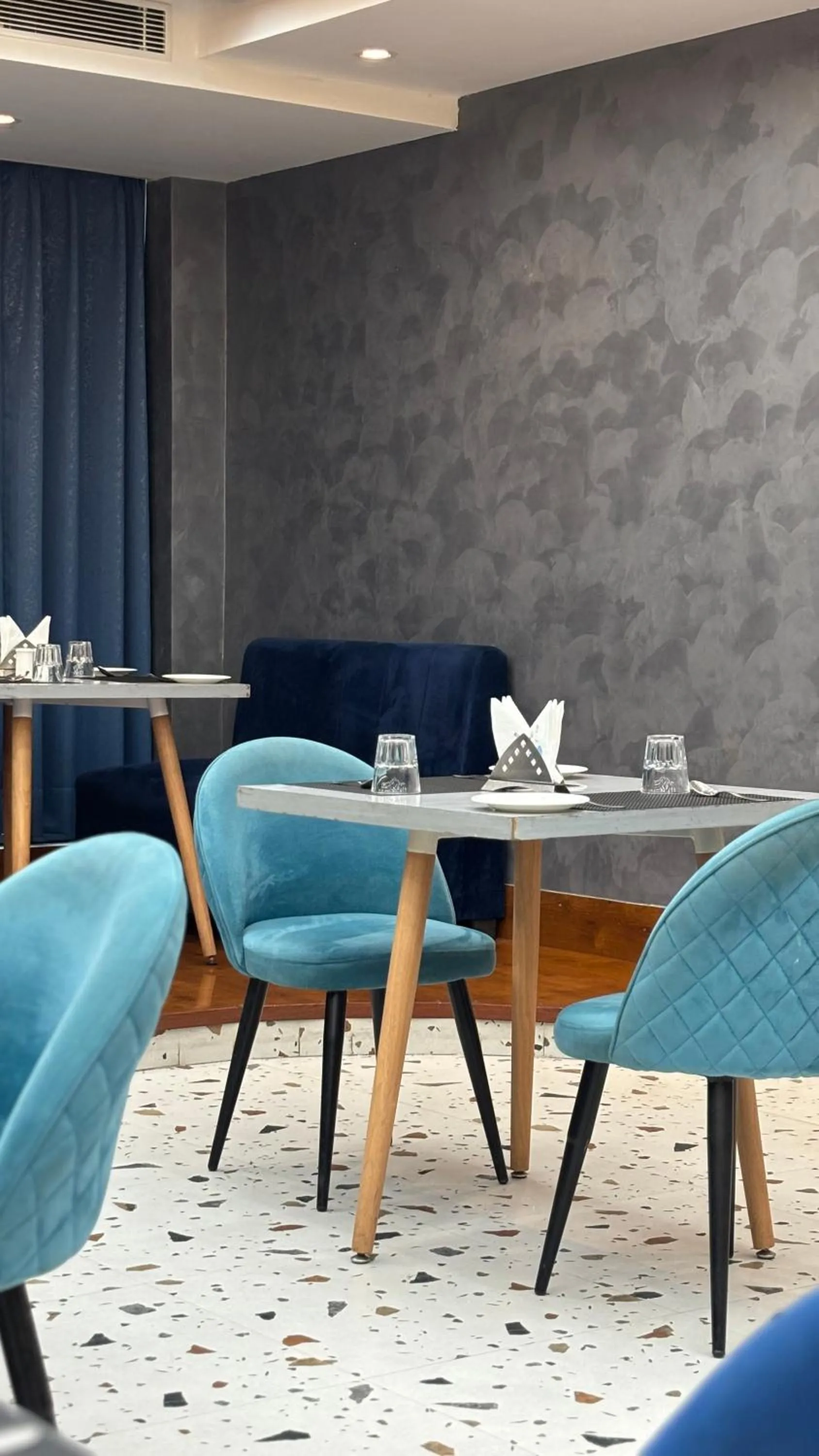 Restaurant/places to eat in Dolphin Club And Resort