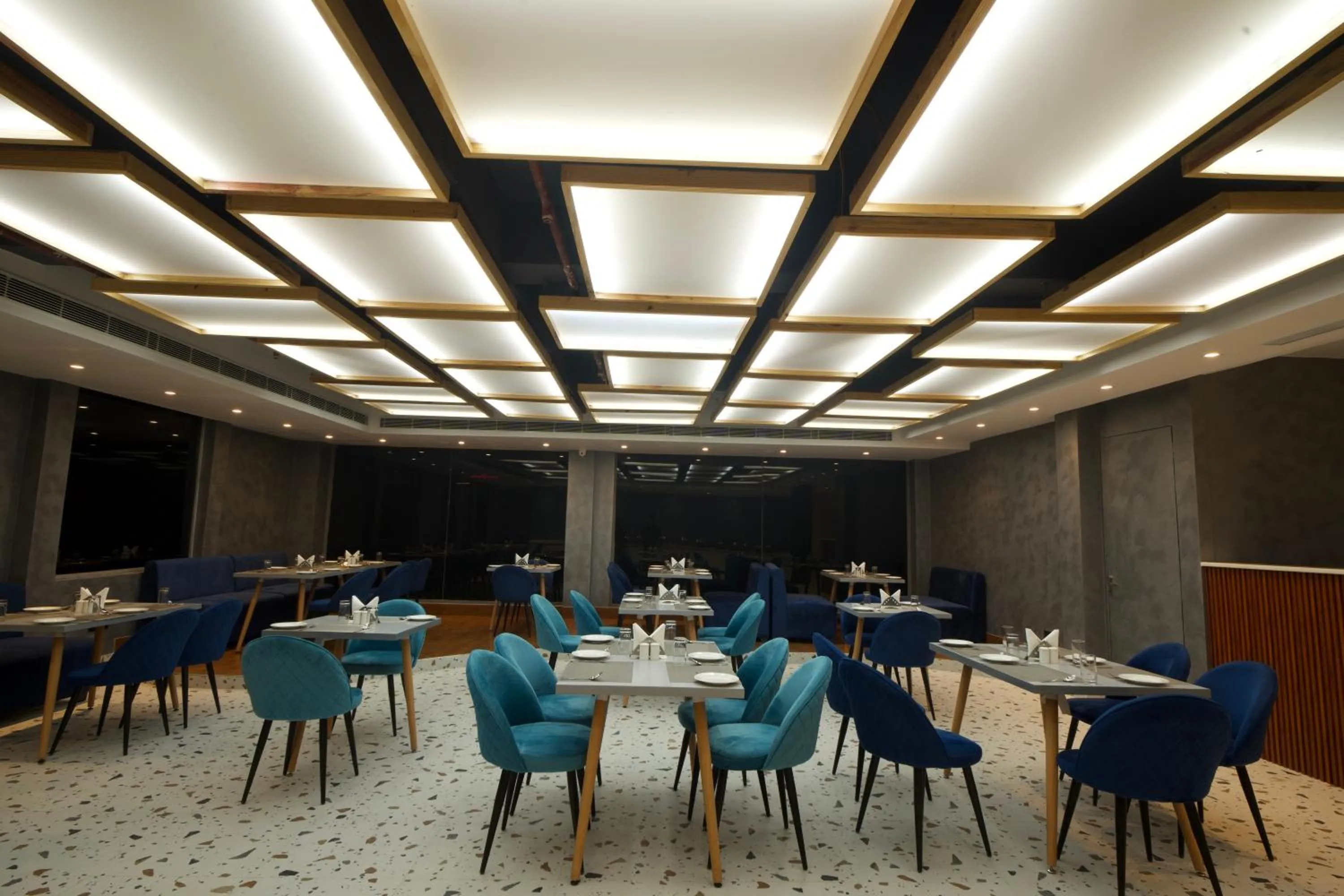 Restaurant/places to eat in Dolphin Club And Resort