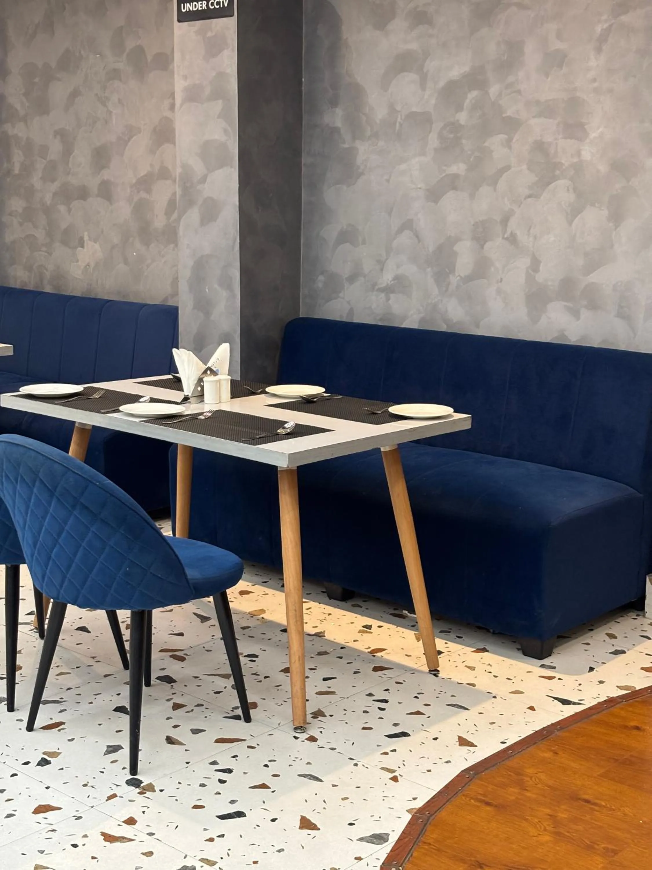 Restaurant/places to eat in Dolphin Club And Resort