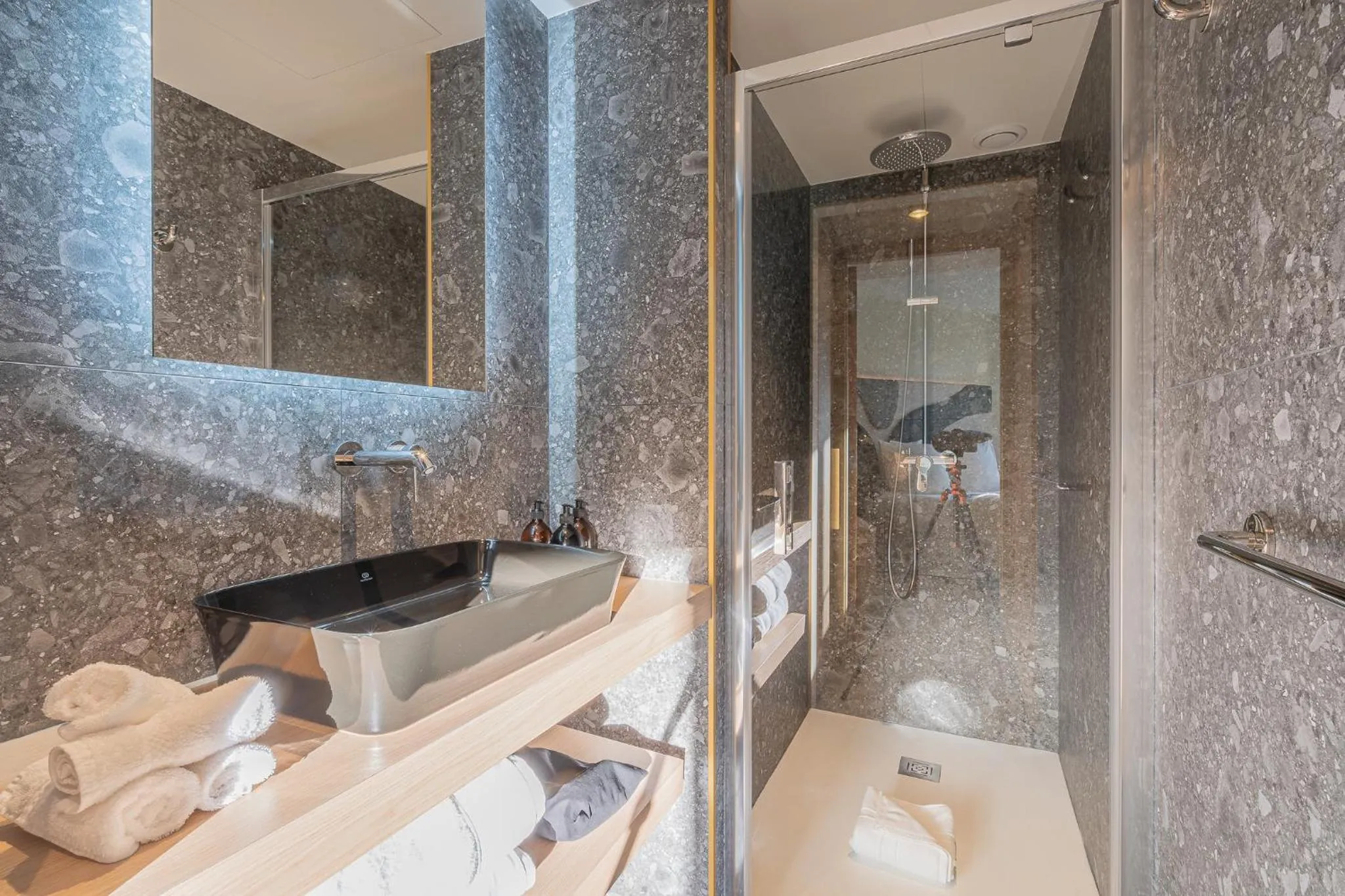 Bathroom in Yuna Porte-Maillot - ApartHotel