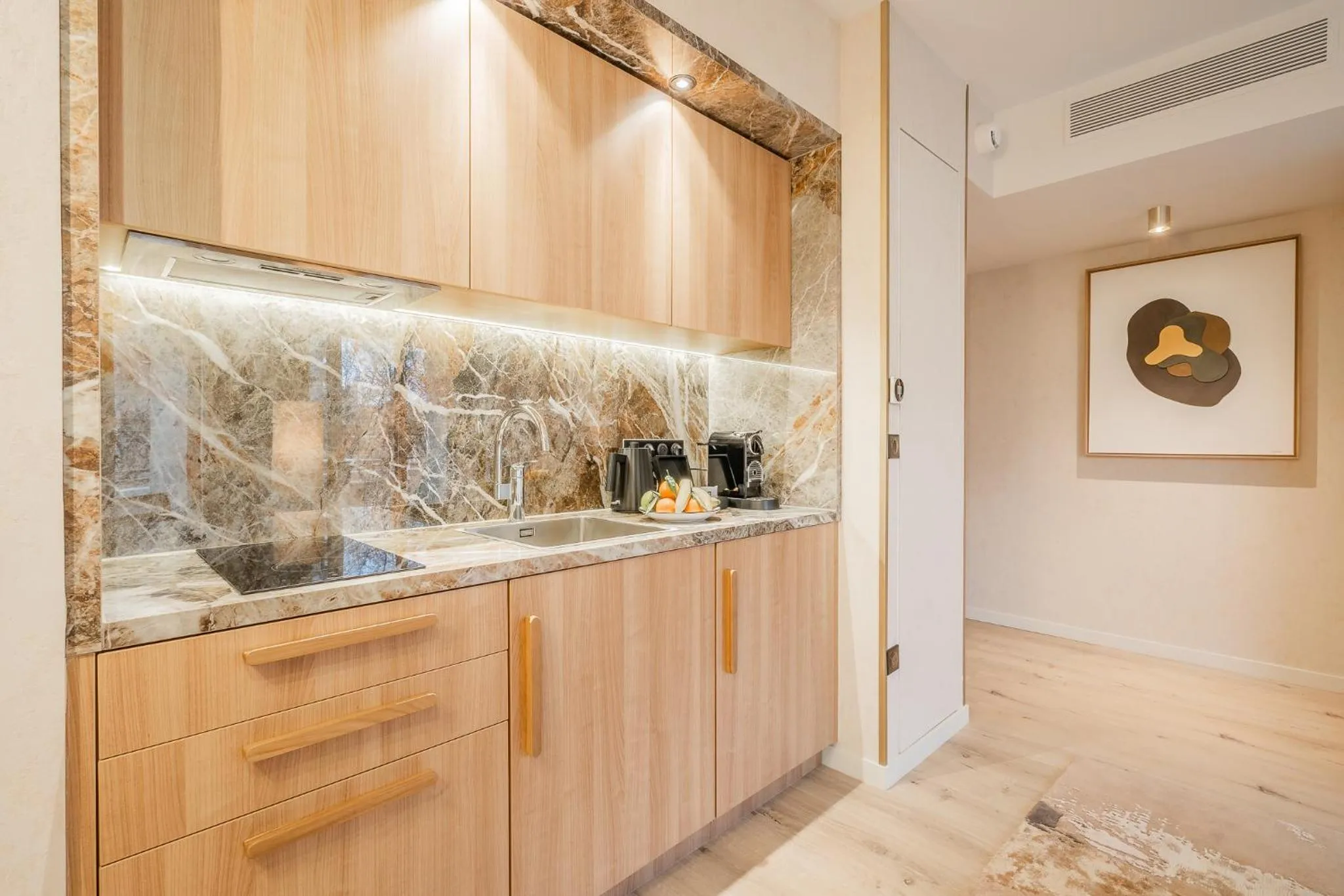 Kitchen or kitchenette in Yuna Porte-Maillot - ApartHotel