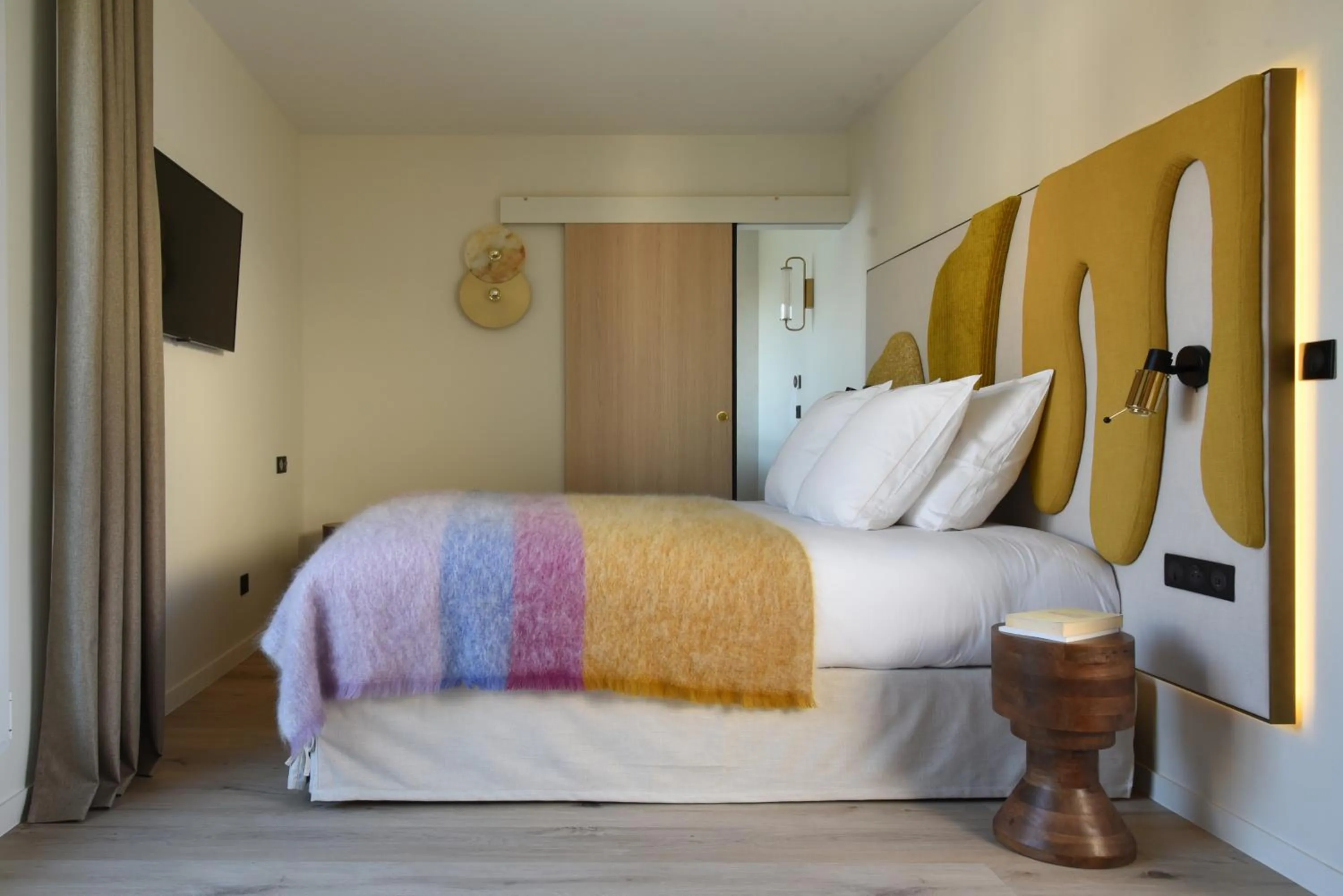 Photo of the whole room, Bed in Yuna Porte-Maillot - ApartHotel