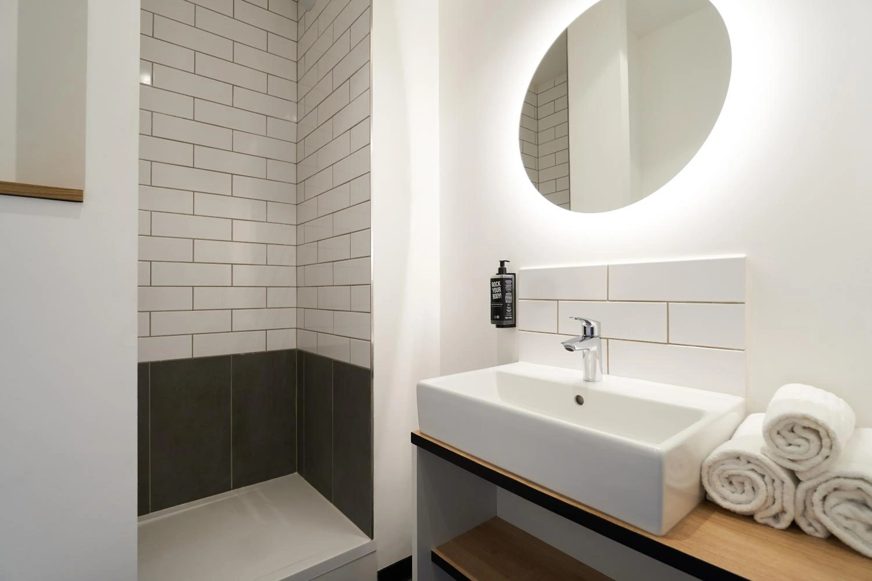 Bathroom in Ibis Marseille Marignane Technopole