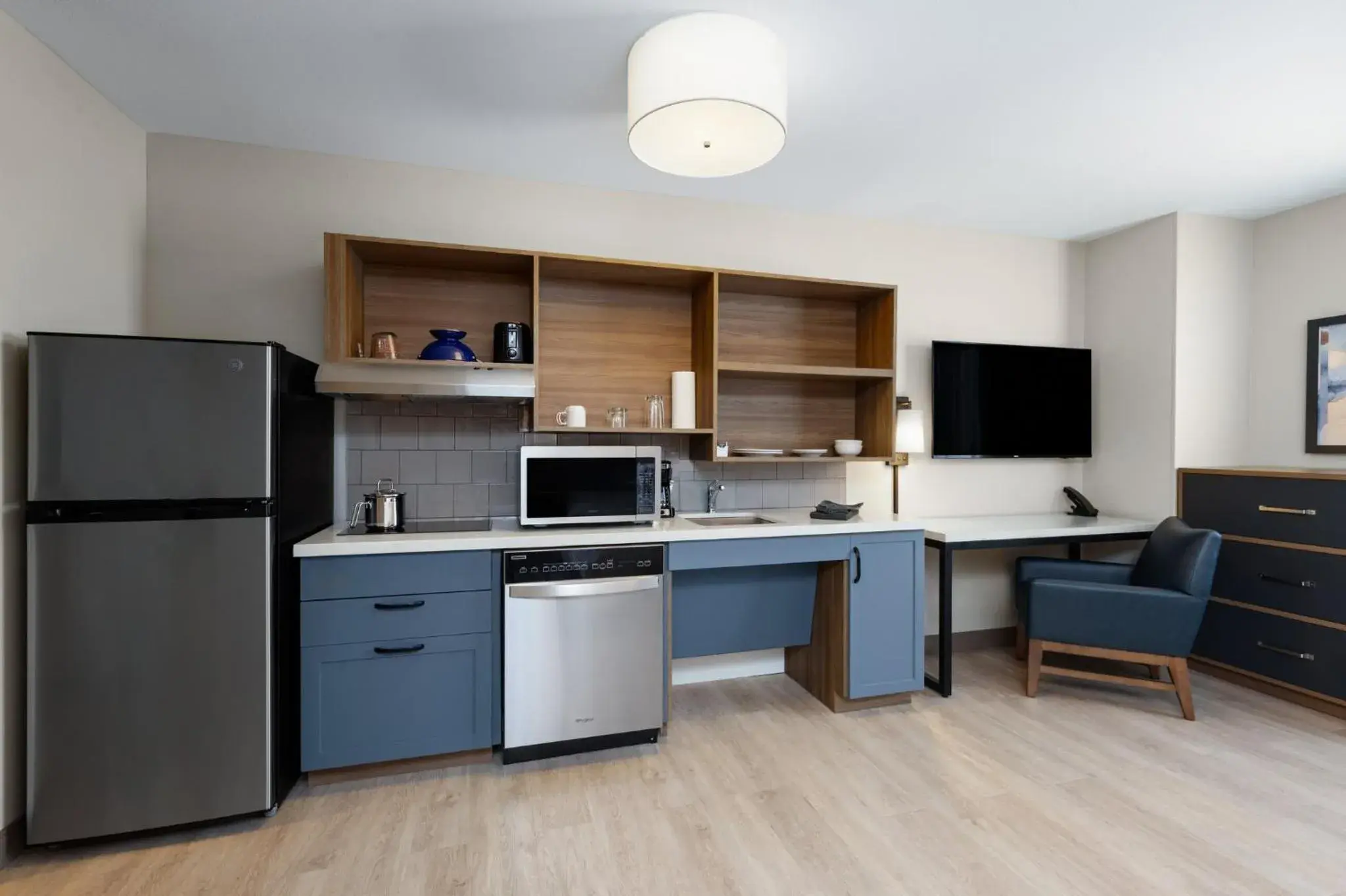 King Studio Suite with Bath Tub - Mobility Access in Candlewood Suites McPherson by IHG King Studio Suite with Bath Tub - Mobility Access in Candlewood Suites McPherson by IHG