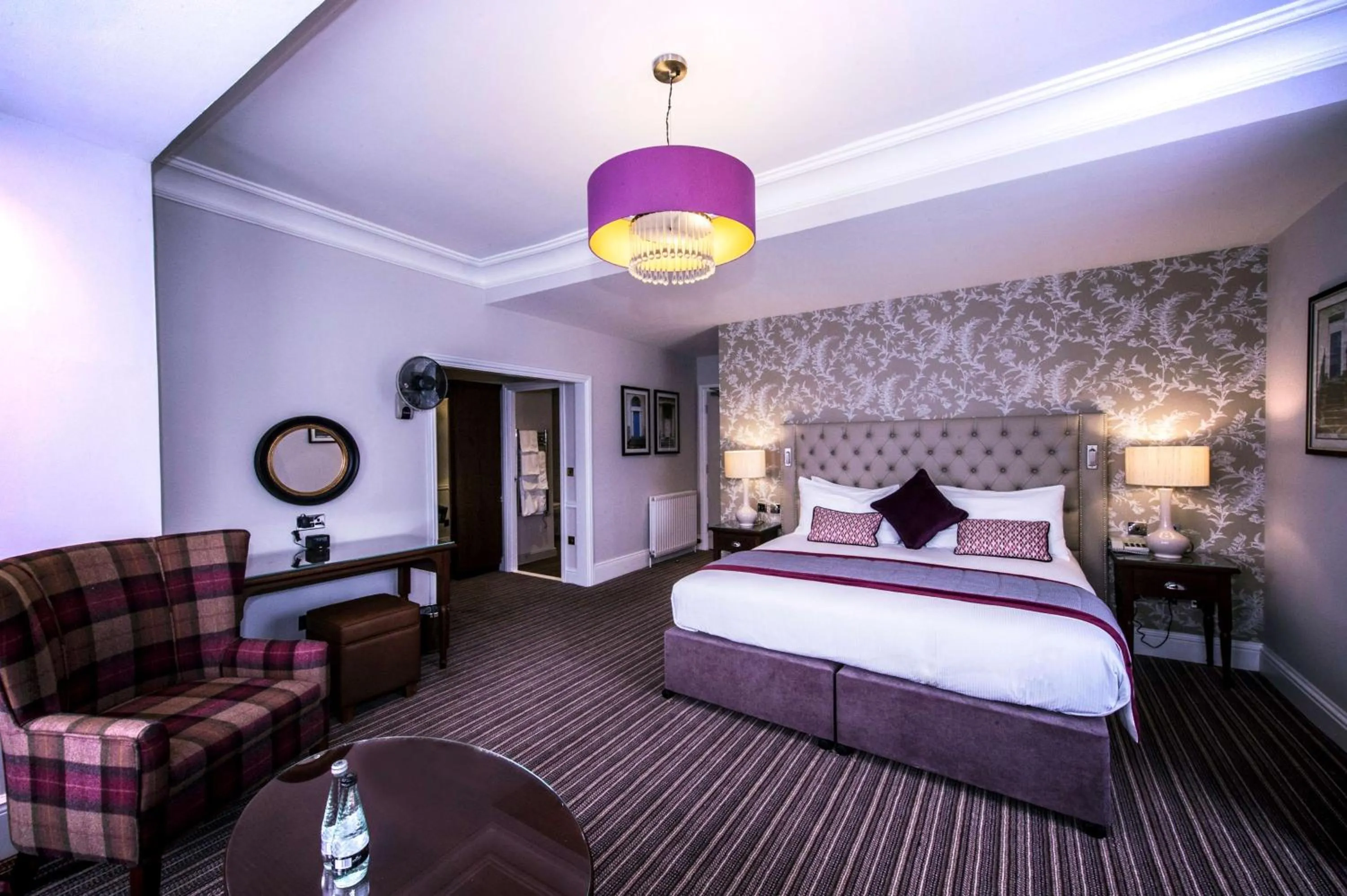 Bed in DoubleTree by Hilton Cheltenham-Cotswolds