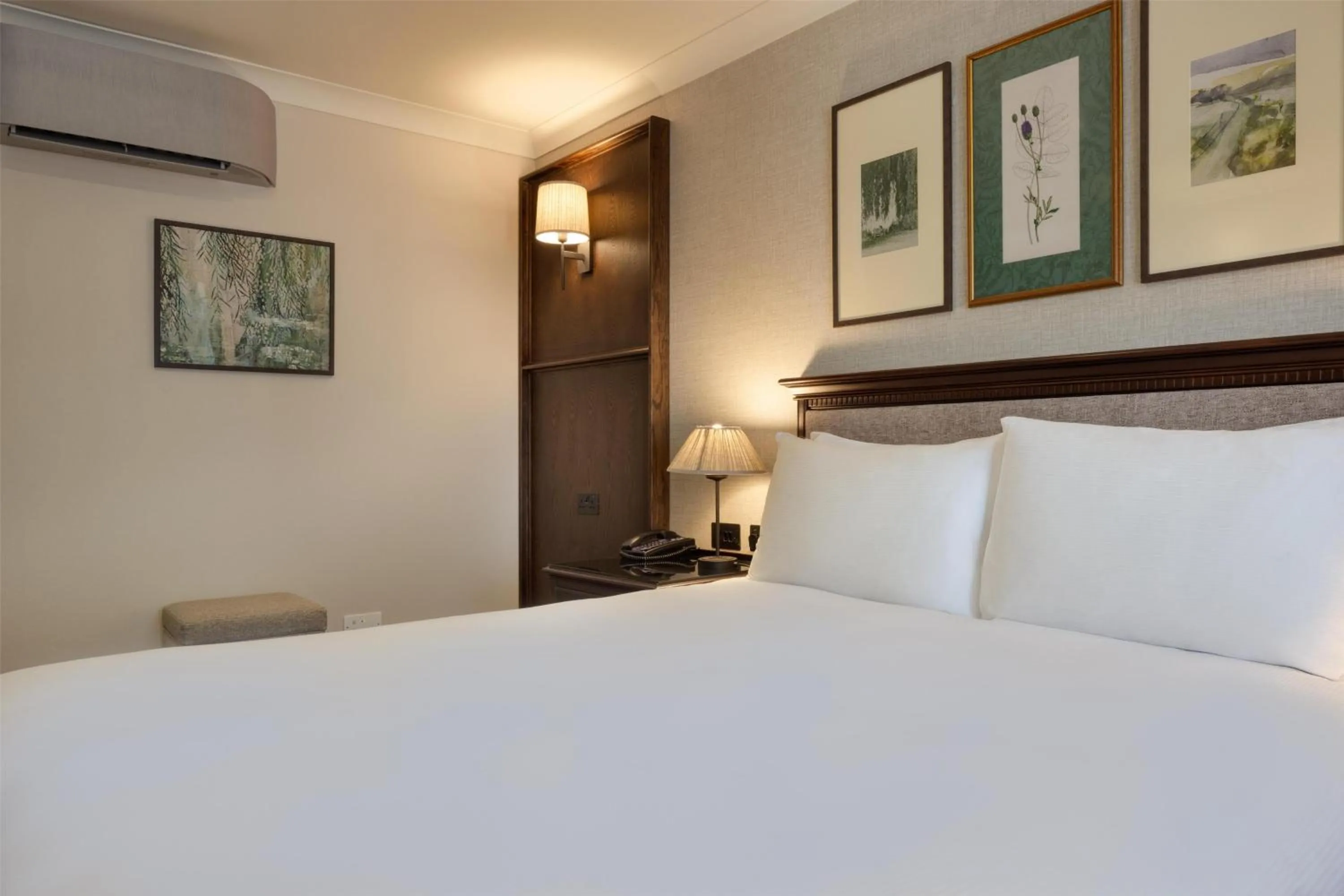 Bed in DoubleTree by Hilton Cheltenham-Cotswolds