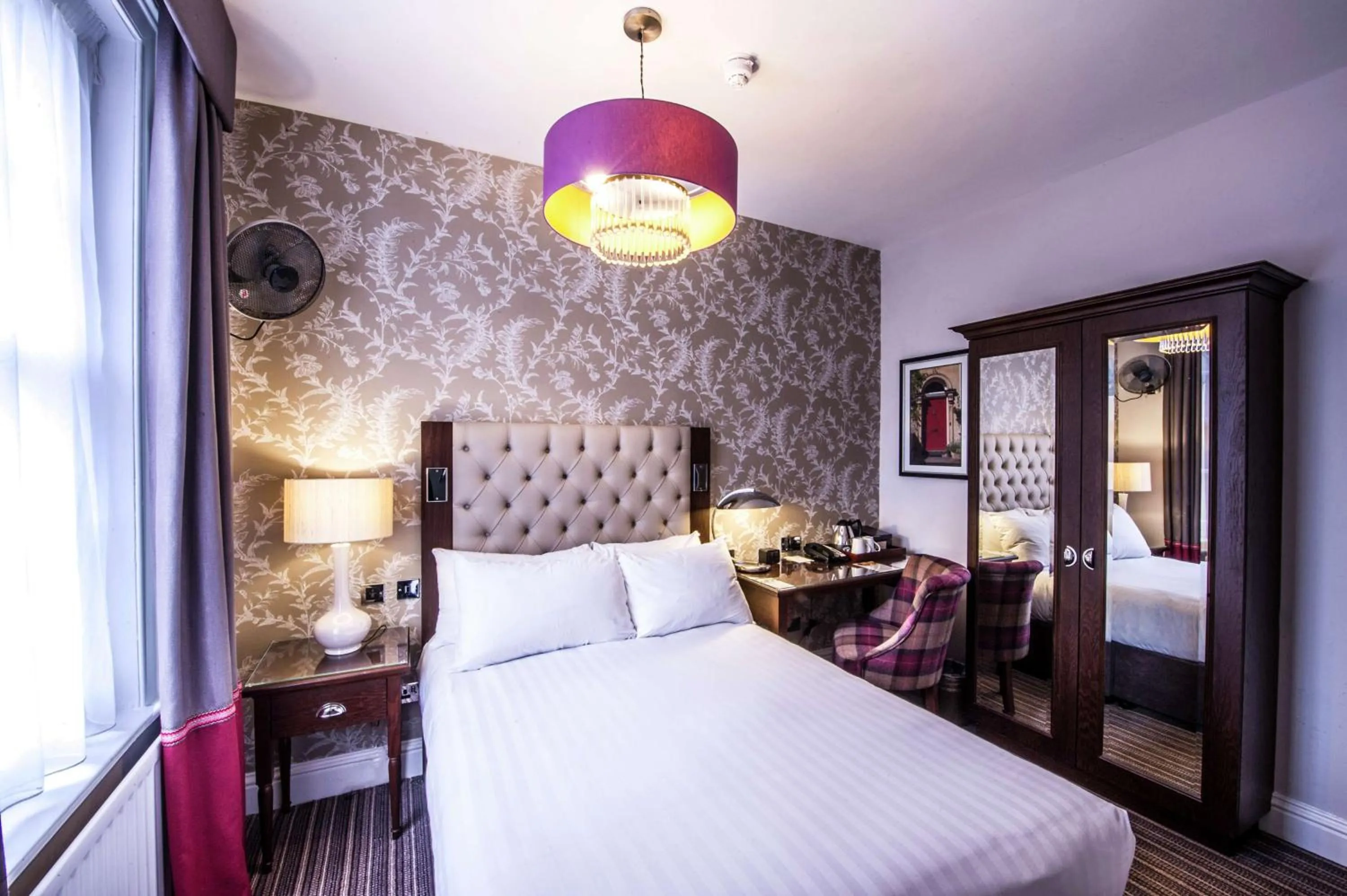 Bed in DoubleTree by Hilton Cheltenham-Cotswolds