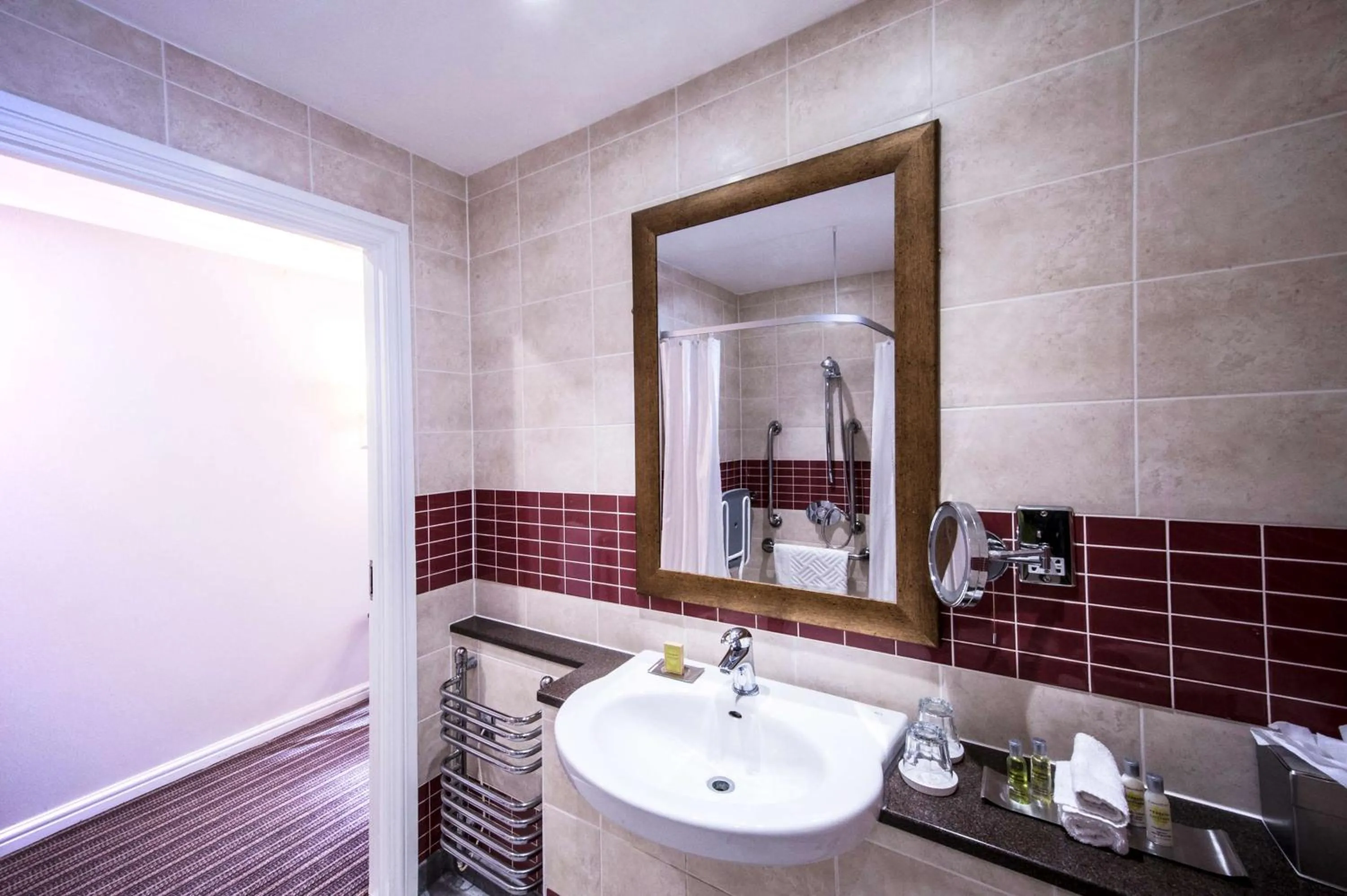 Bathroom in DoubleTree by Hilton Cheltenham-Cotswolds