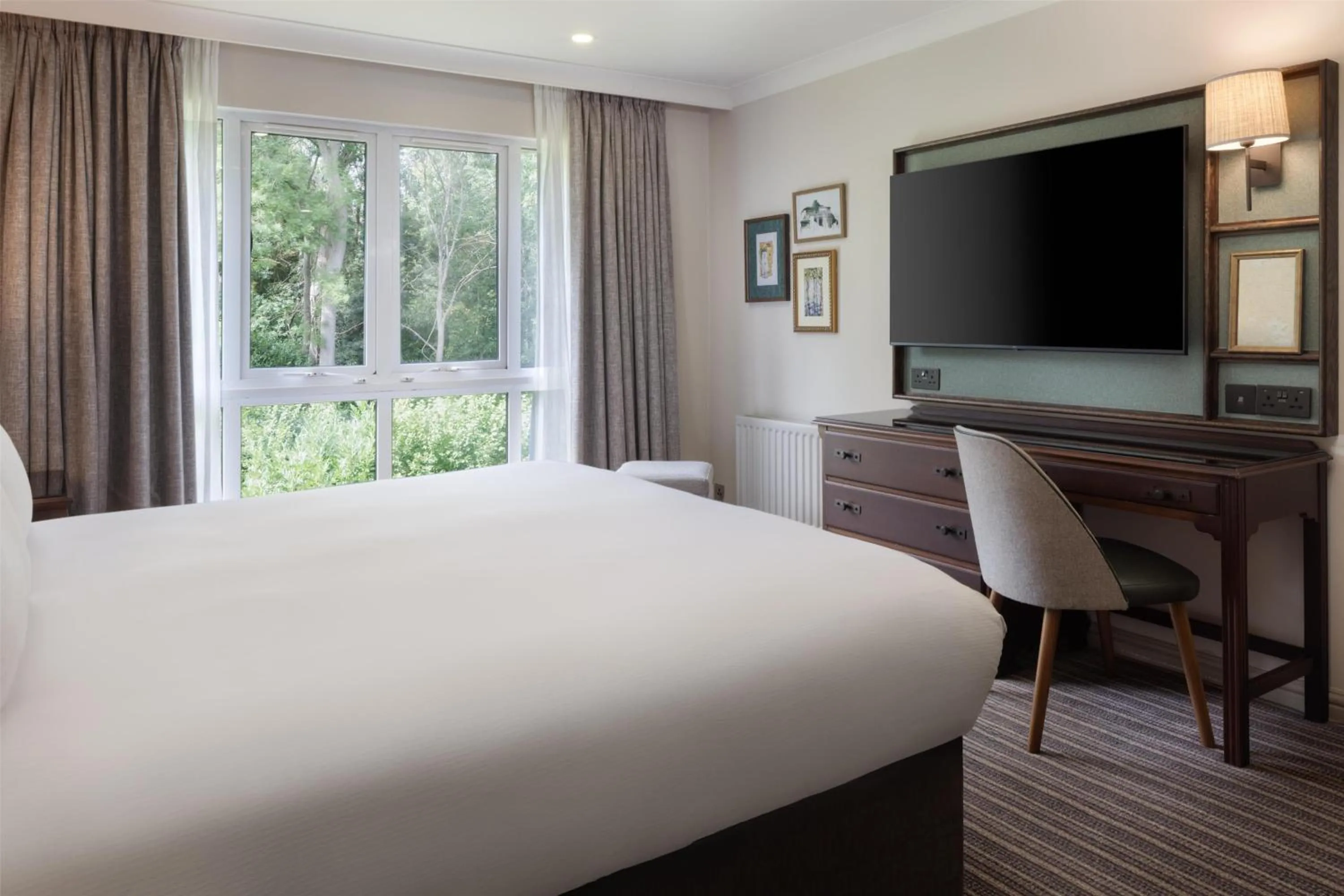 Bed in DoubleTree by Hilton Cheltenham-Cotswolds