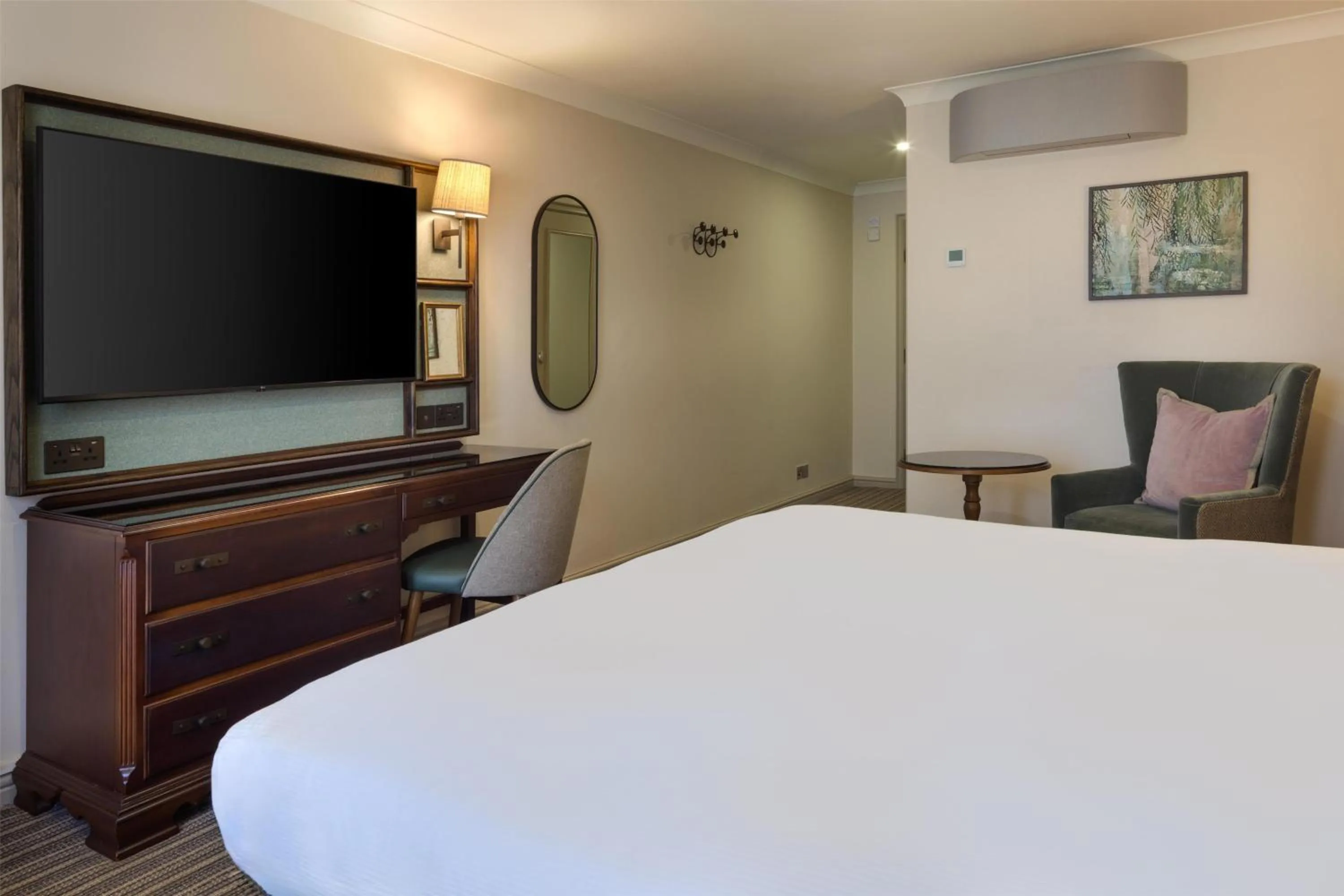 Bed in DoubleTree by Hilton Cheltenham-Cotswolds