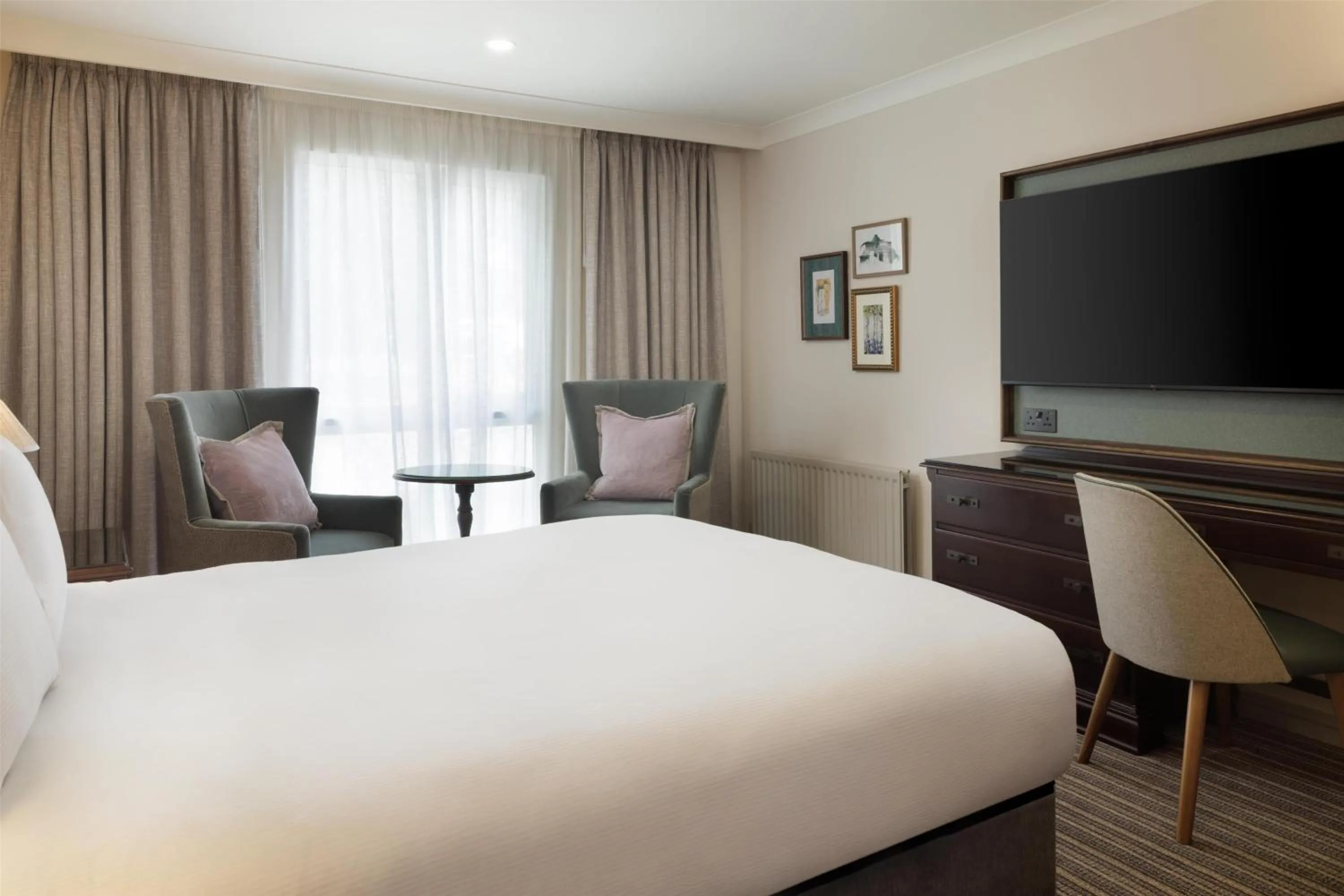 Bed in DoubleTree by Hilton Cheltenham-Cotswolds