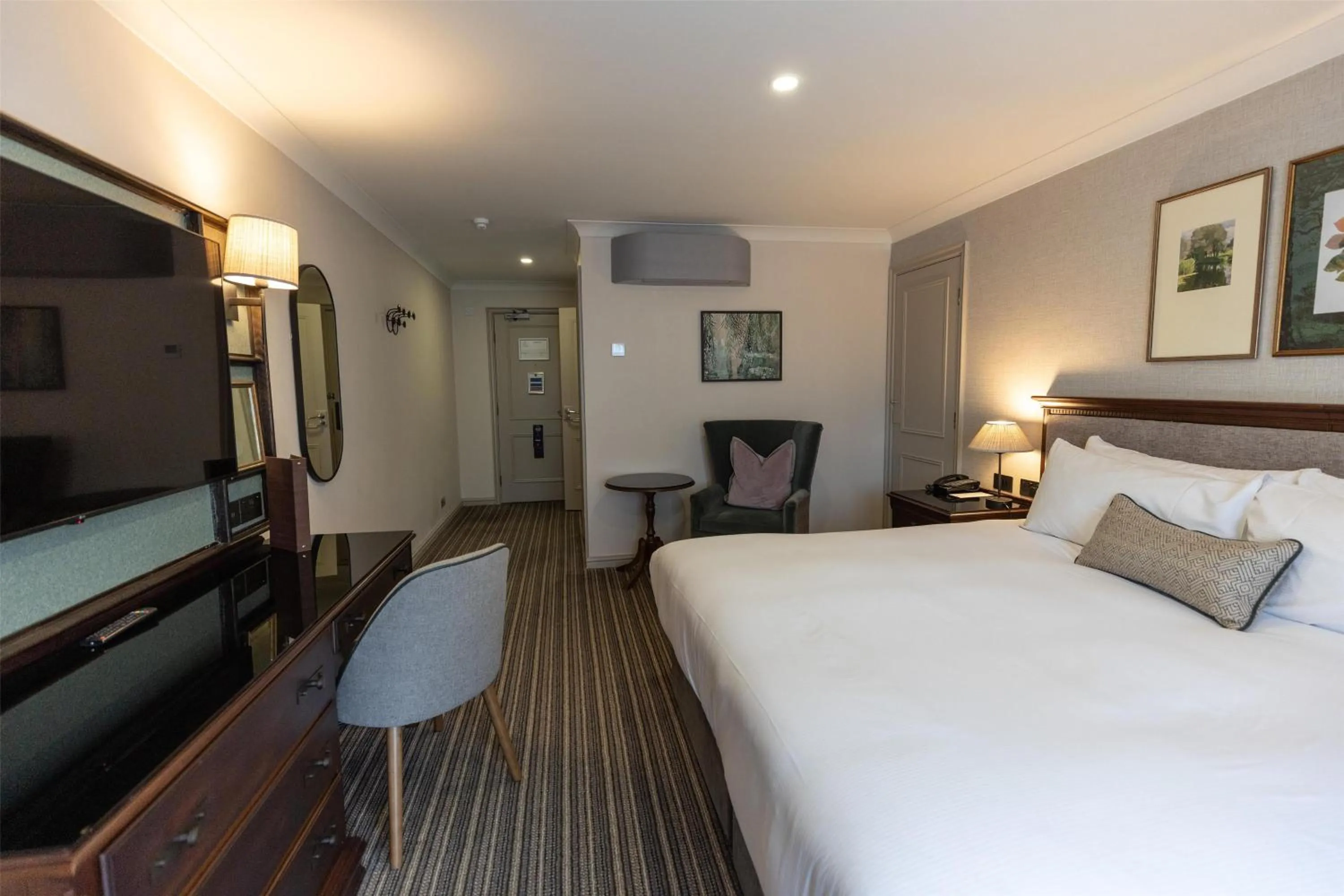 Bedroom, Bed in DoubleTree by Hilton Cheltenham-Cotswolds