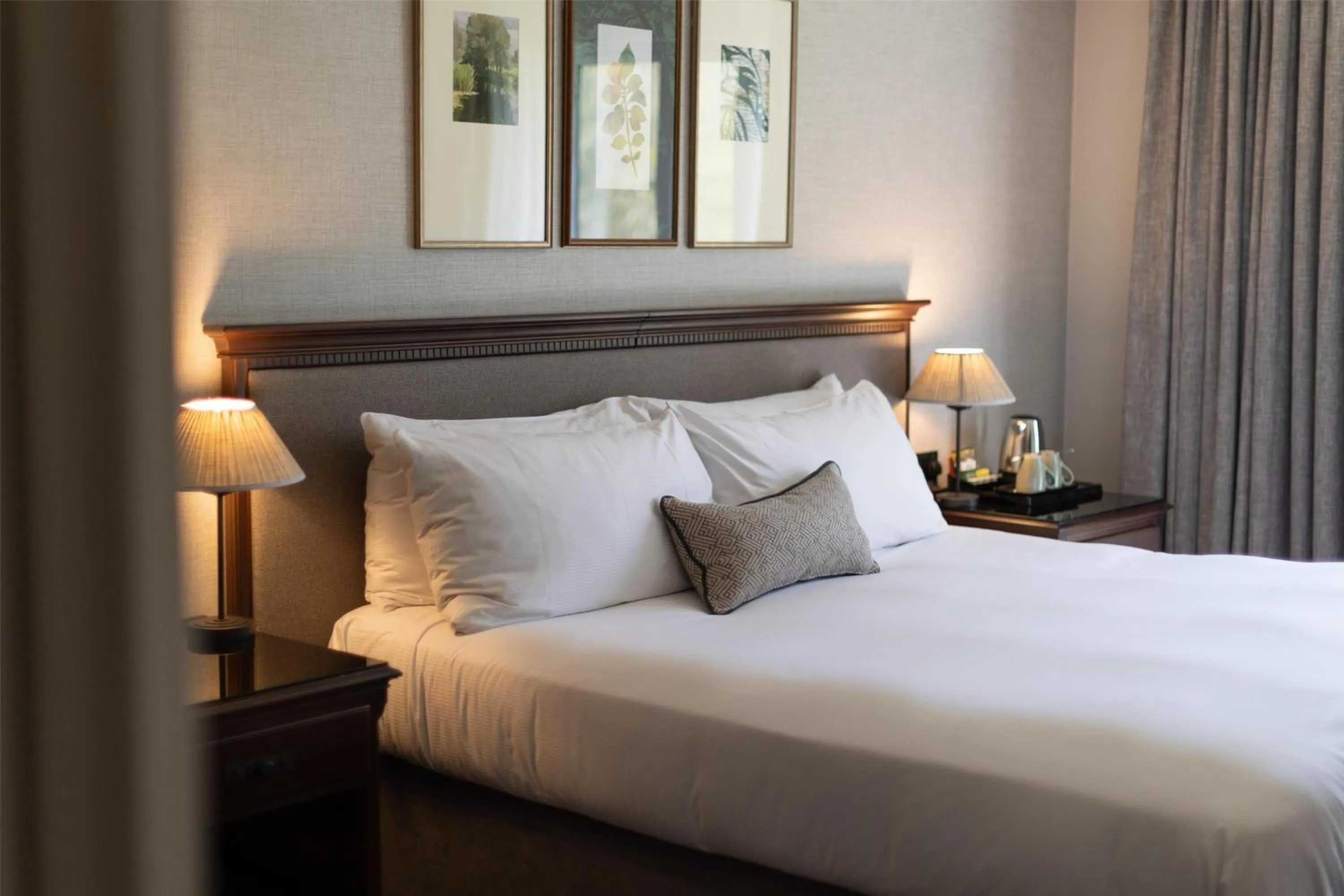 Bed in DoubleTree by Hilton Cheltenham-Cotswolds