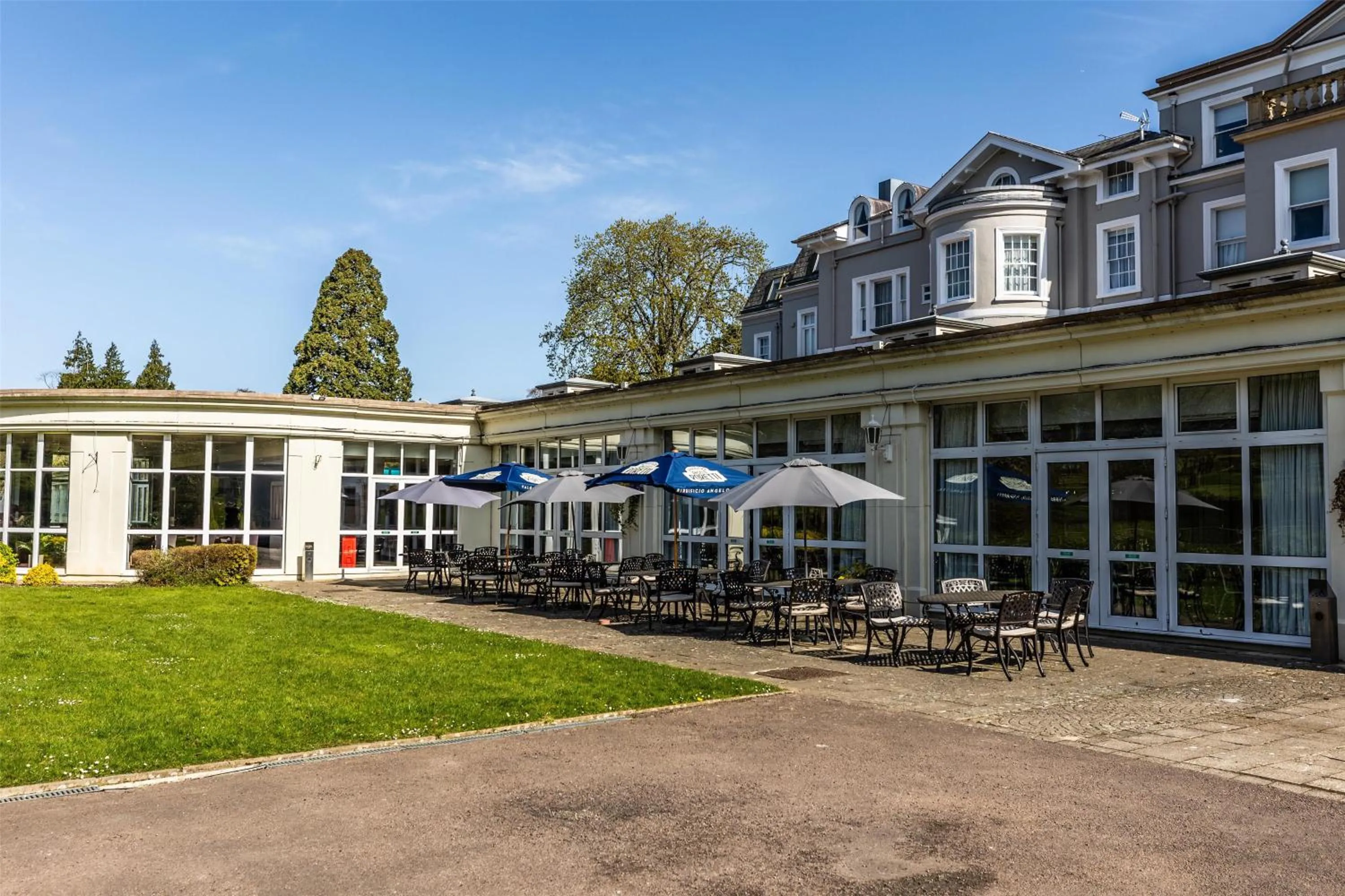 Property building in DoubleTree by Hilton Cheltenham-Cotswolds