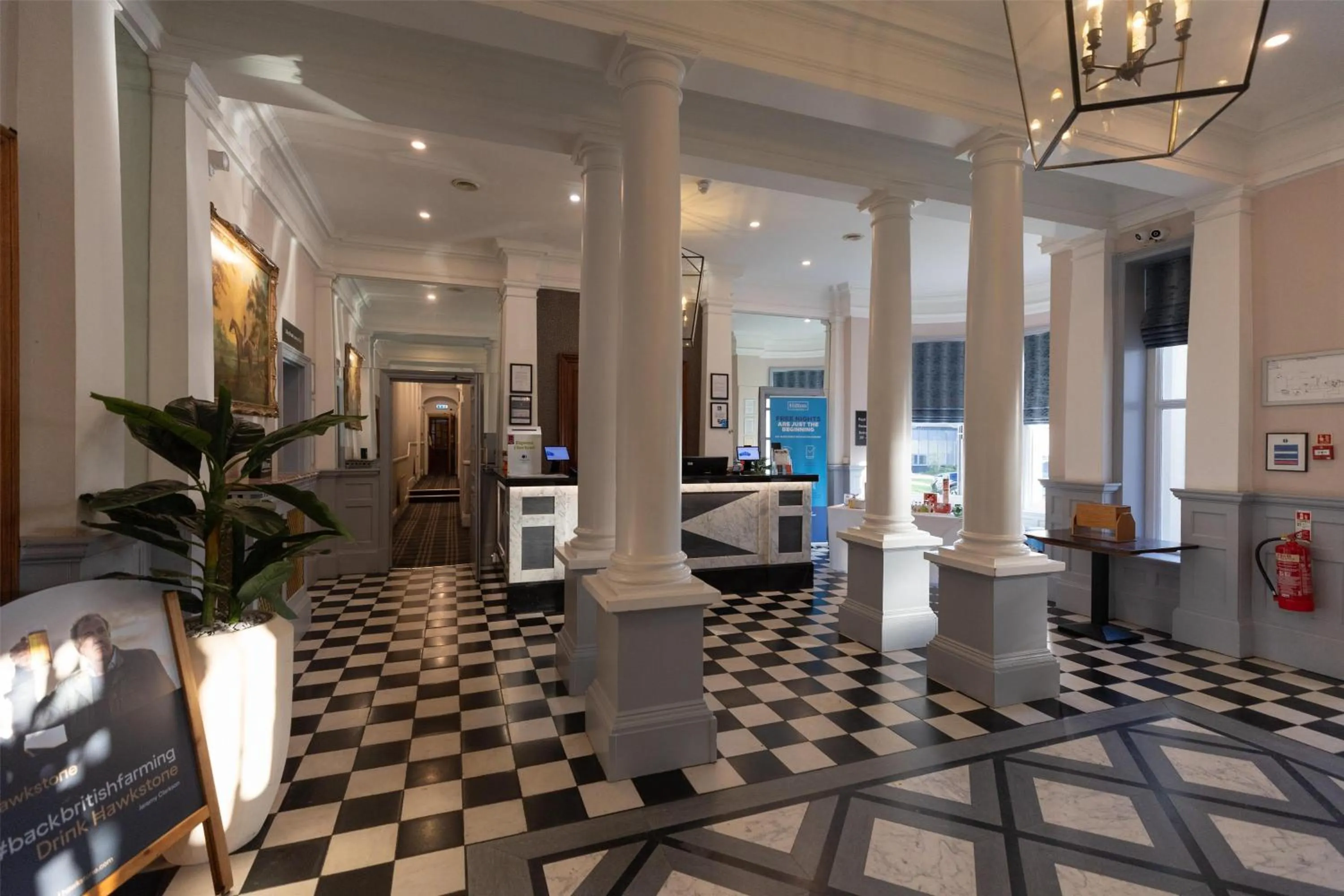 Lobby or reception in DoubleTree by Hilton Cheltenham-Cotswolds