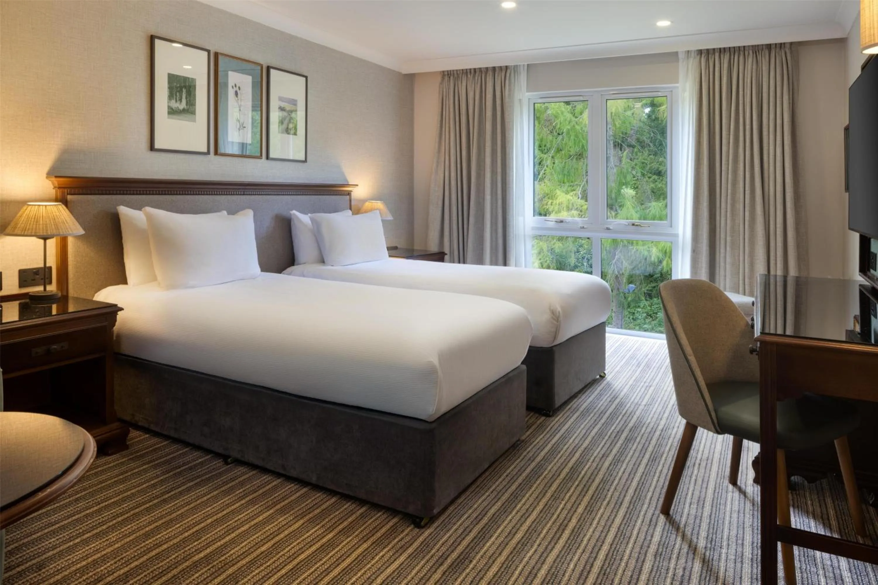 Bed in DoubleTree by Hilton Cheltenham-Cotswolds