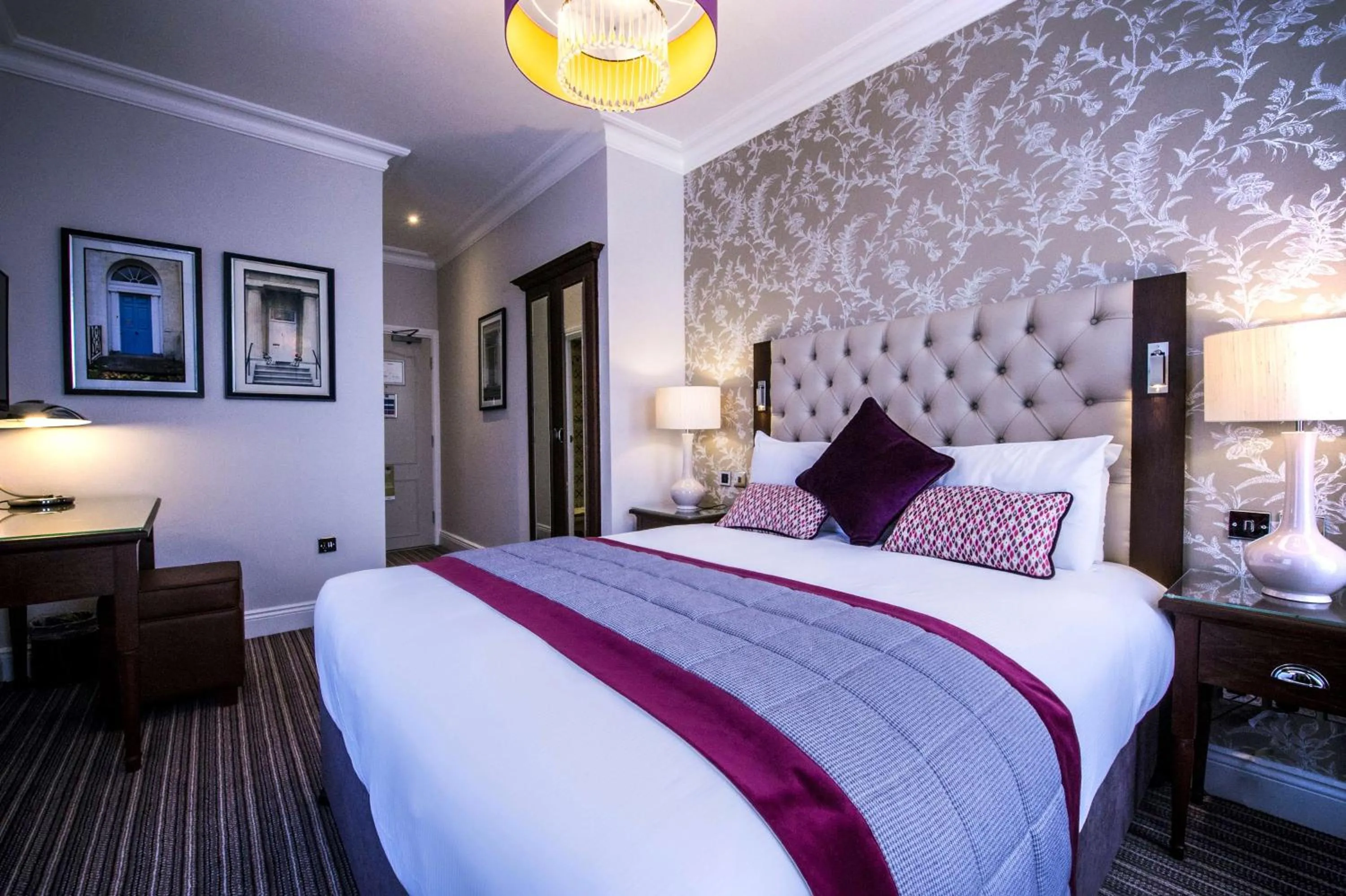 Bed in DoubleTree by Hilton Cheltenham-Cotswolds