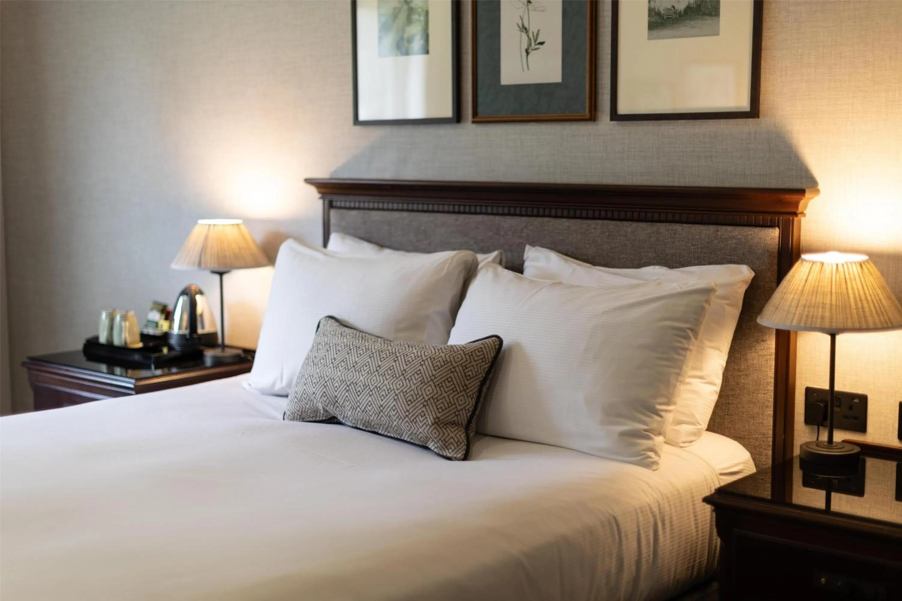 Bed in DoubleTree by Hilton Cheltenham-Cotswolds