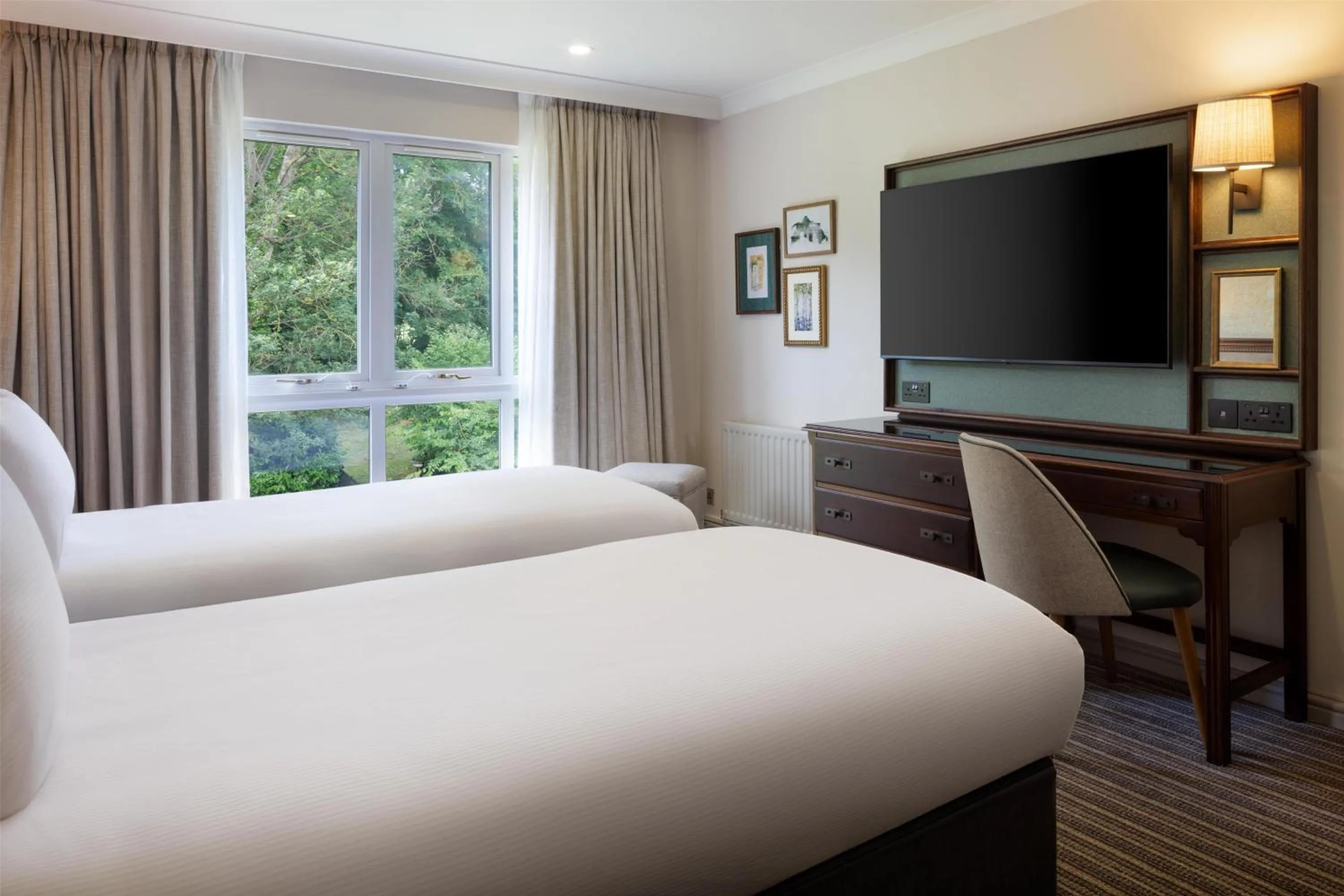 Bed in DoubleTree by Hilton Cheltenham-Cotswolds