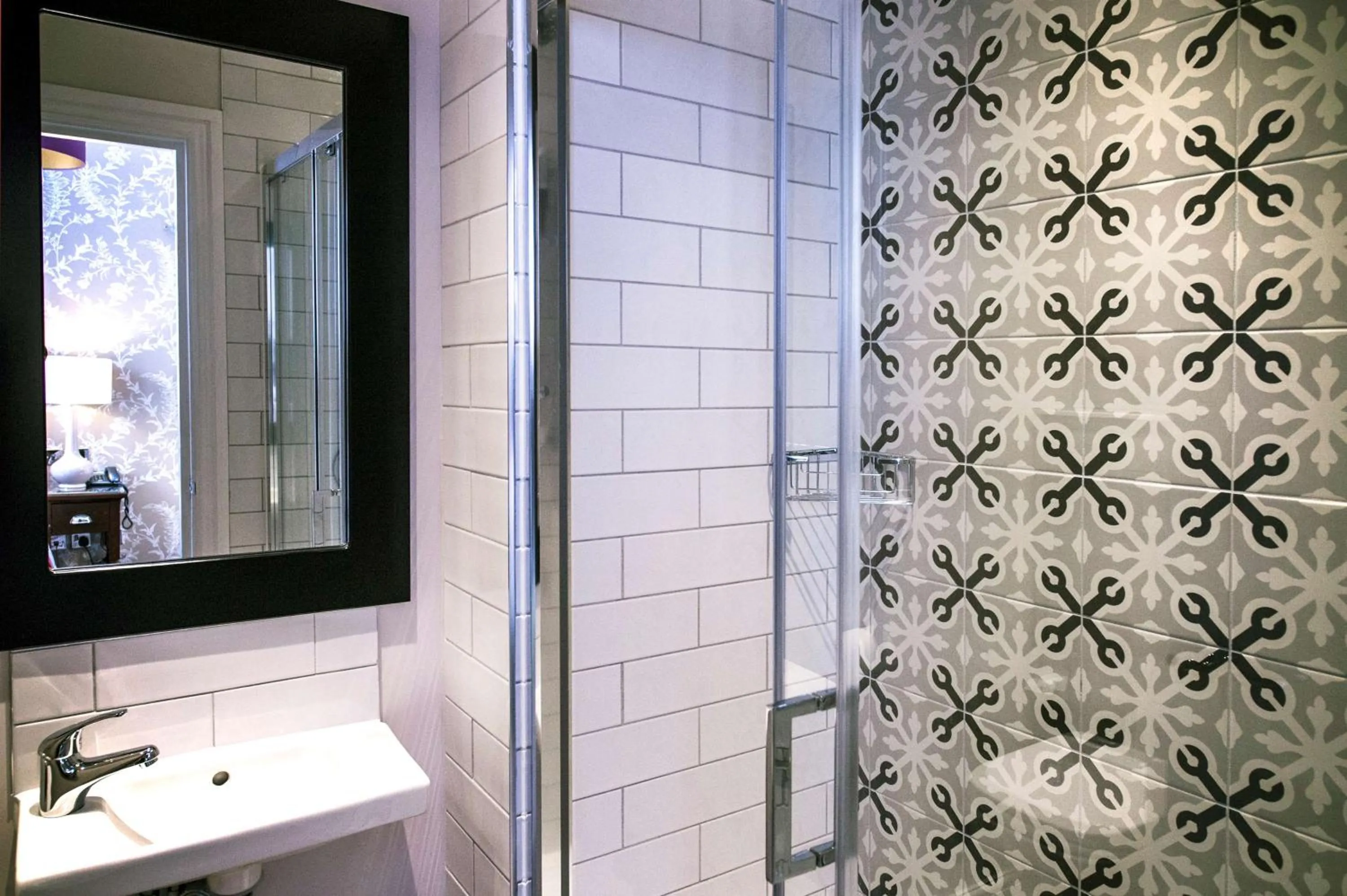Bathroom in DoubleTree by Hilton Cheltenham-Cotswolds