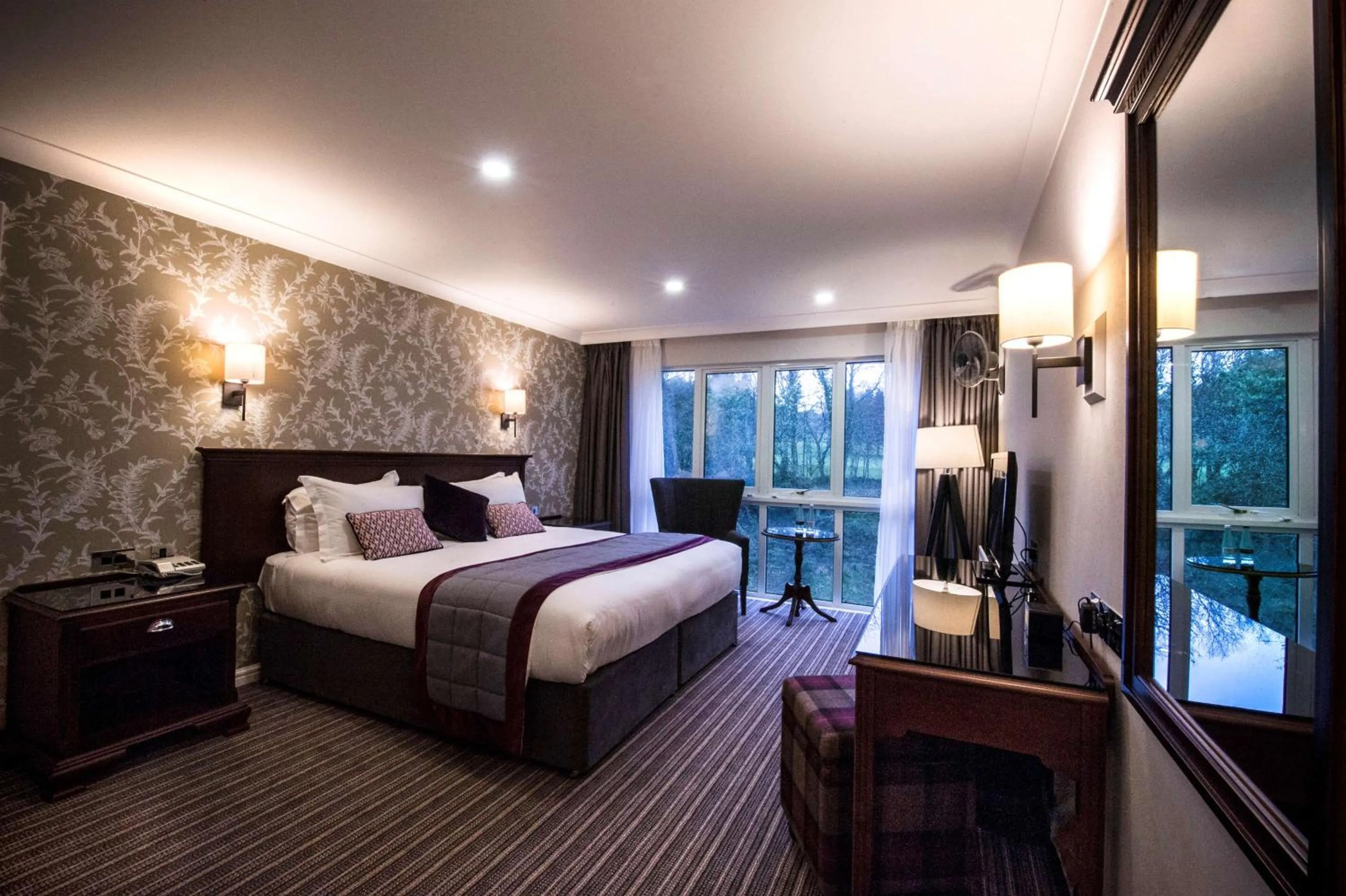 Bed in DoubleTree by Hilton Cheltenham-Cotswolds