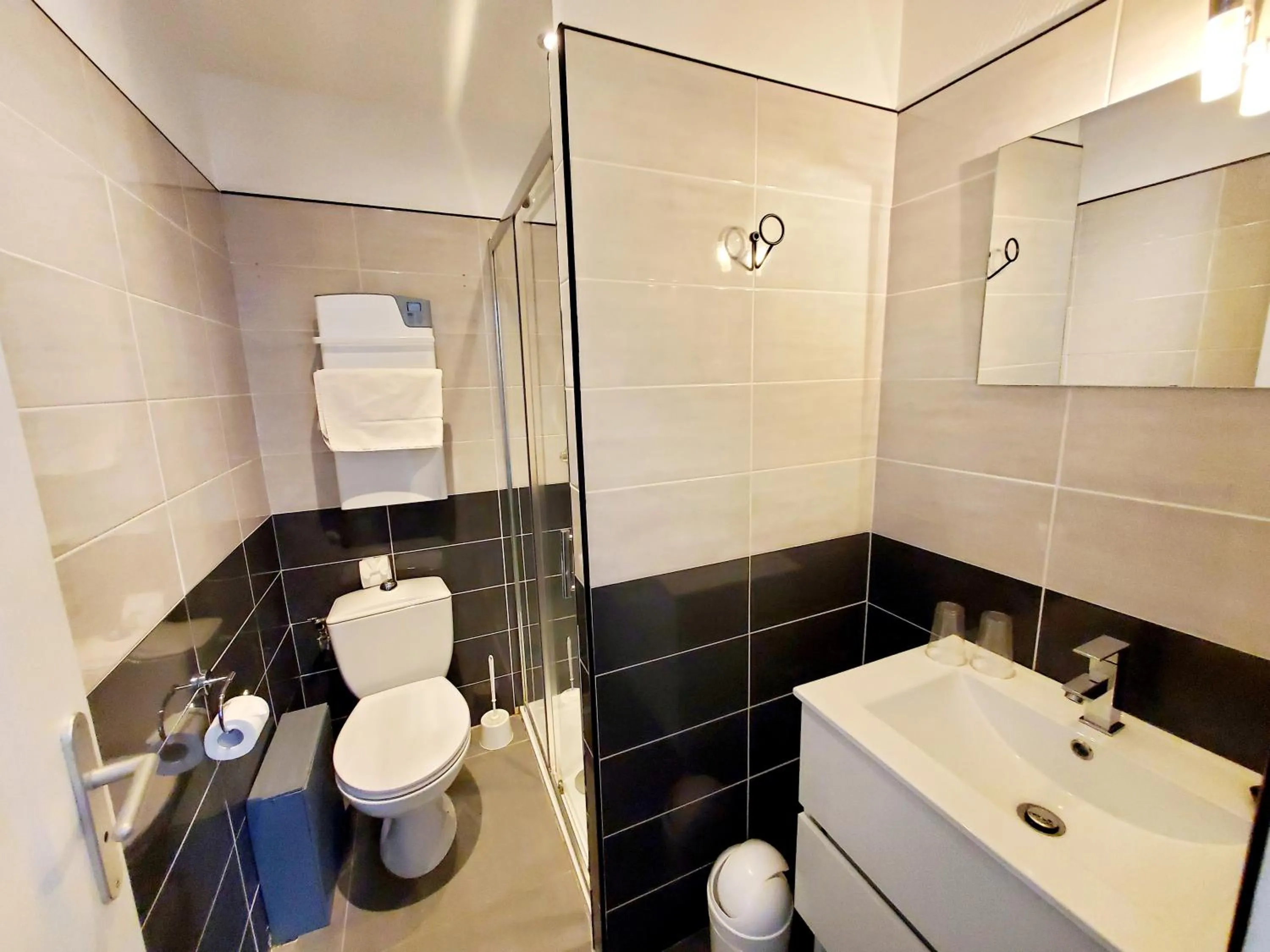 Shower in Logis Hôtel Belle Etoile Vichy