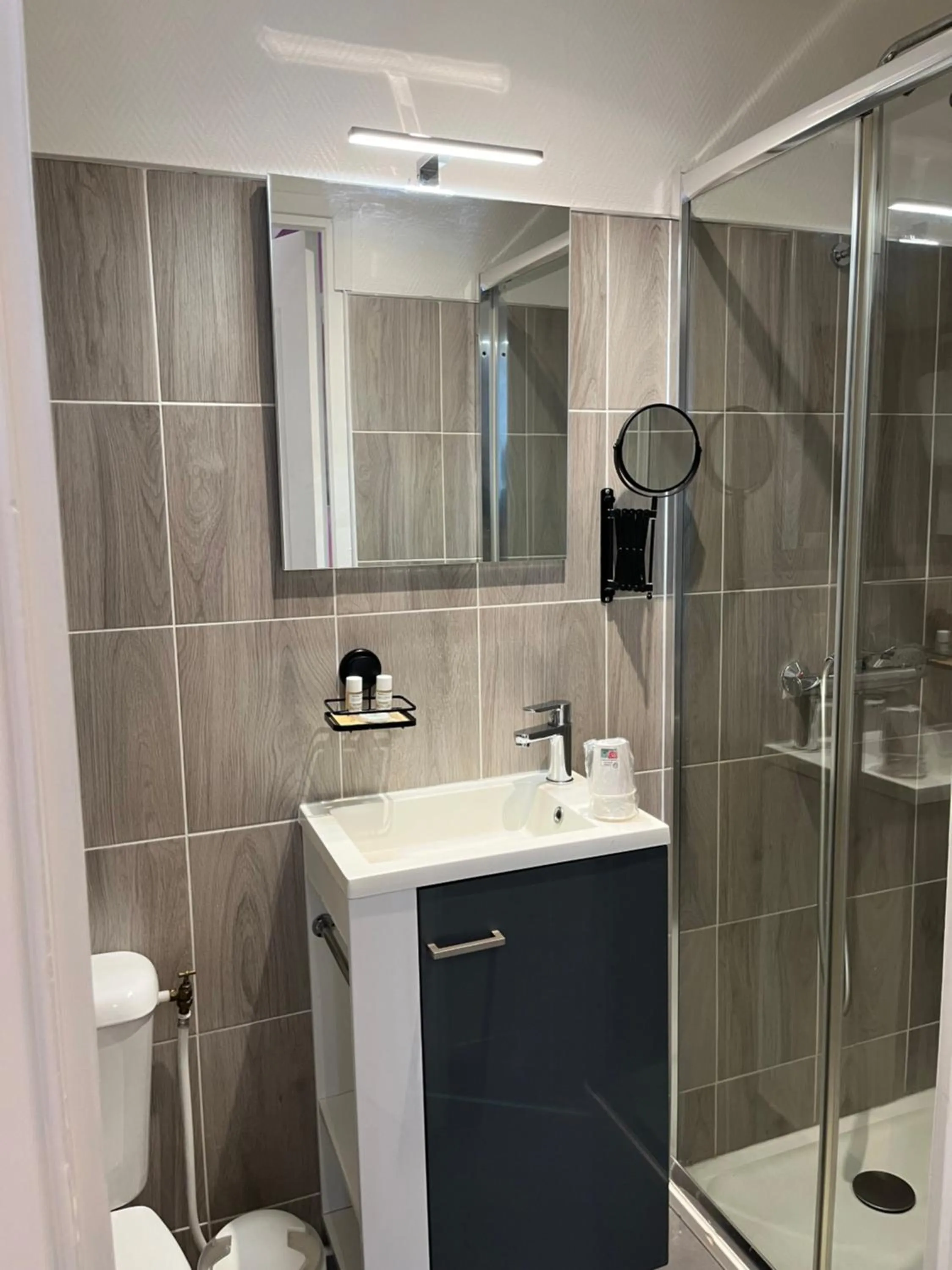 Shower in Logis Hôtel Belle Etoile Vichy