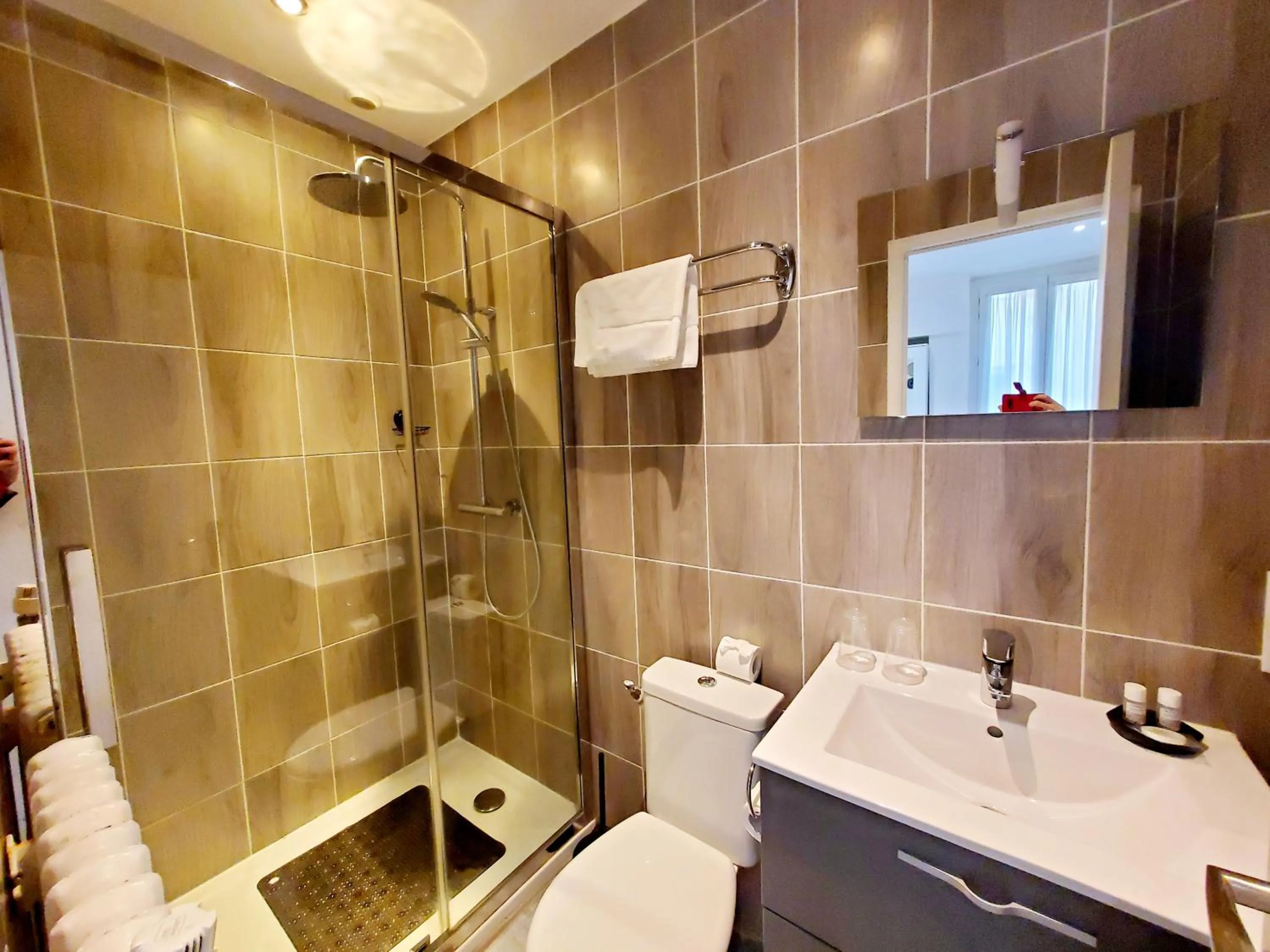 Shower in Logis Hôtel Belle Etoile Vichy