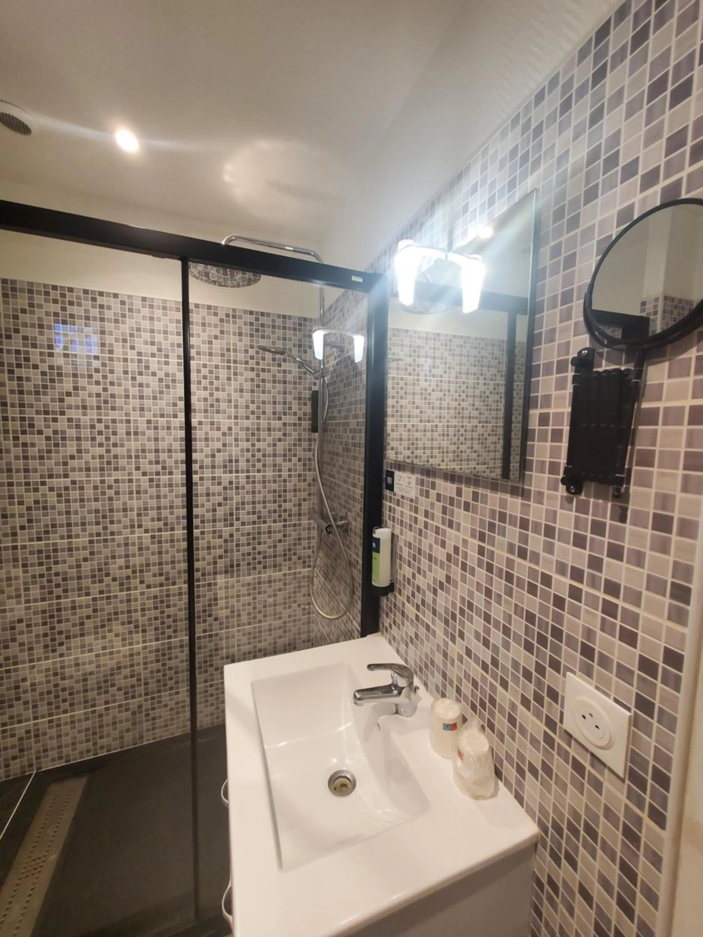 Shower in Logis Hôtel Belle Etoile Vichy