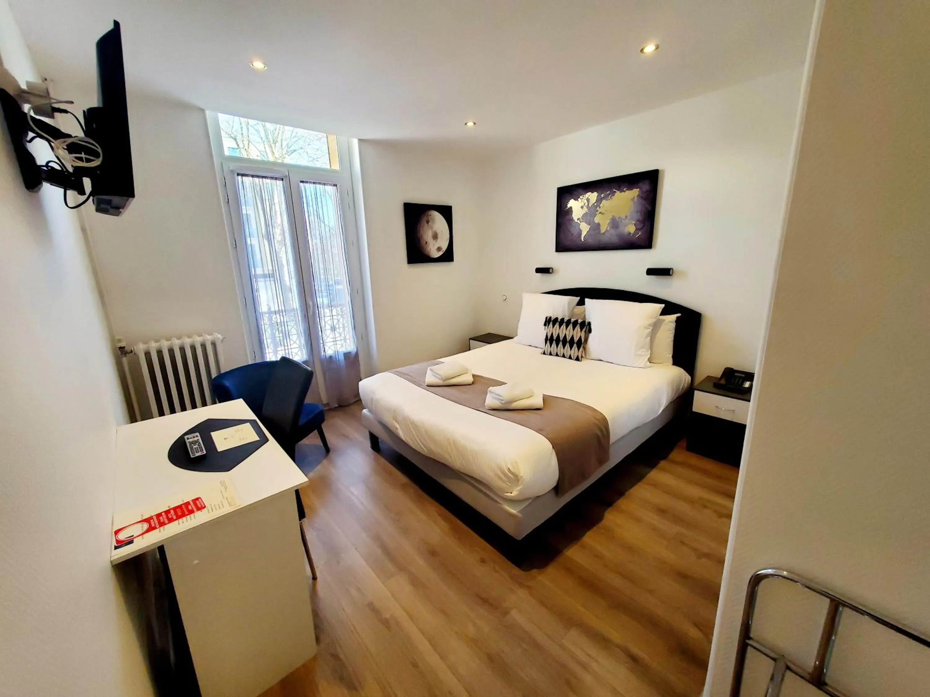 Bed in Logis Hôtel Belle Etoile Vichy