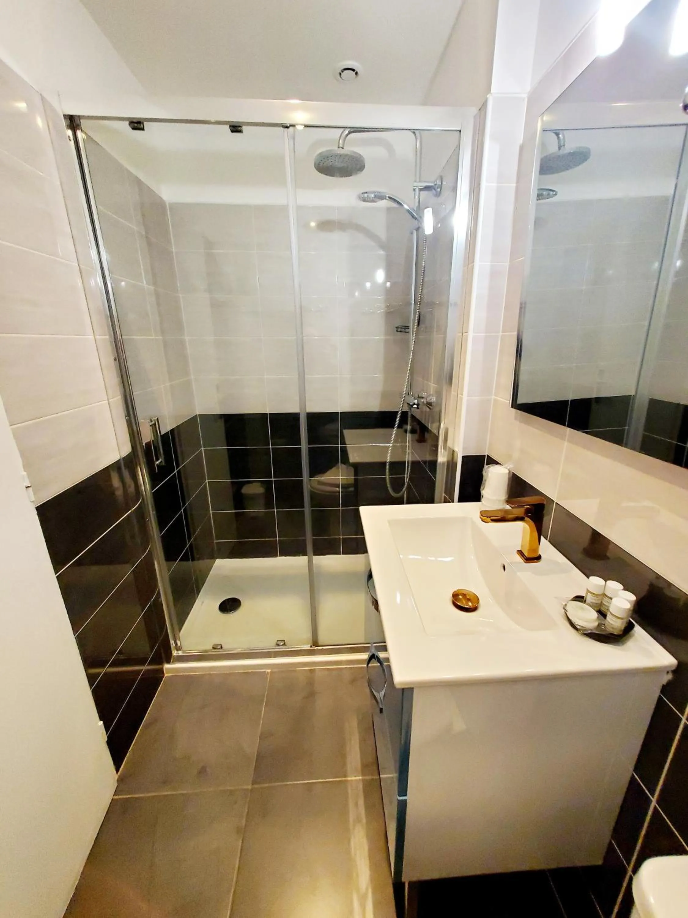 Shower in Logis Hôtel Belle Etoile Vichy