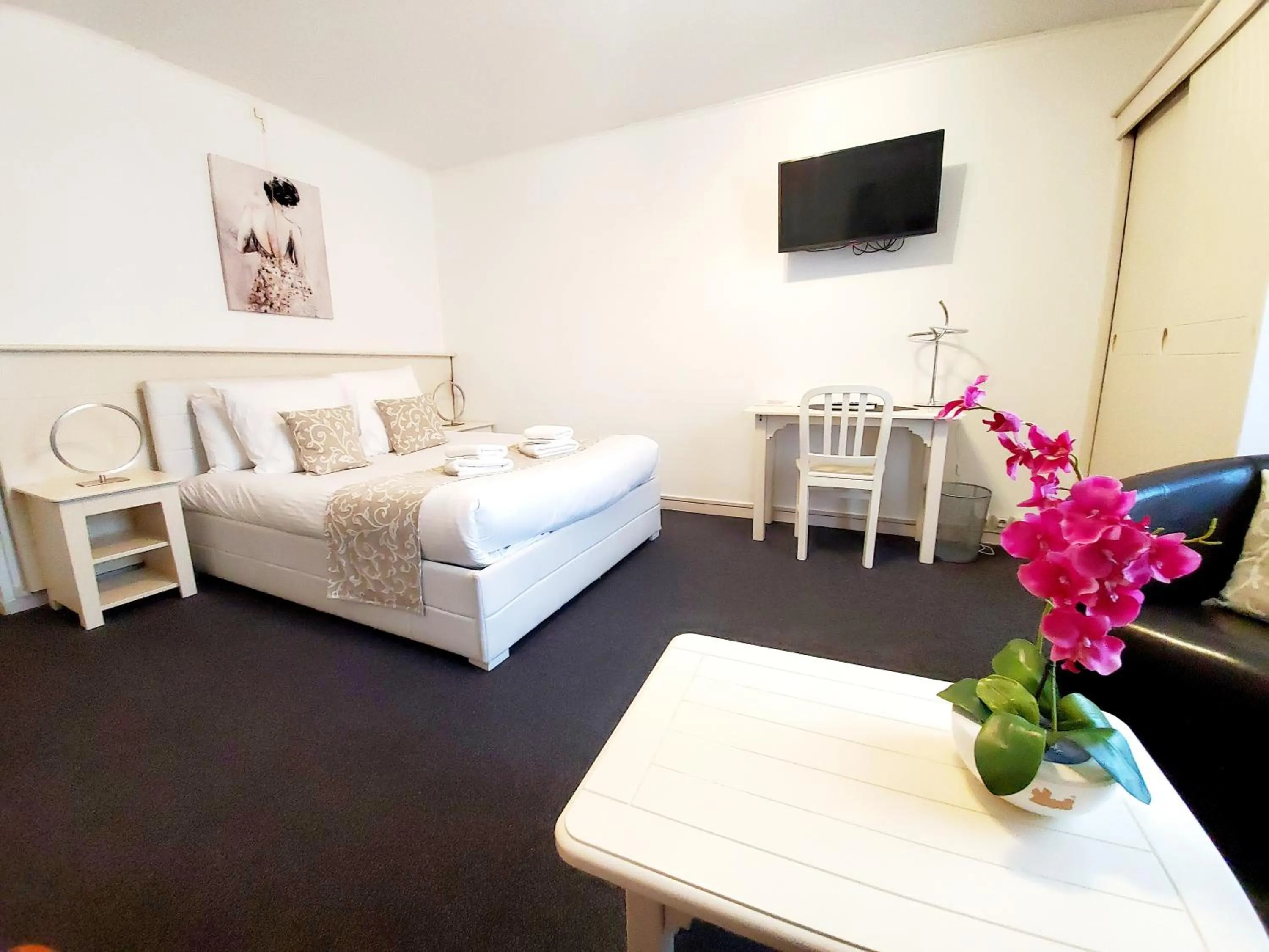 Bed in Logis Hôtel Belle Etoile Vichy