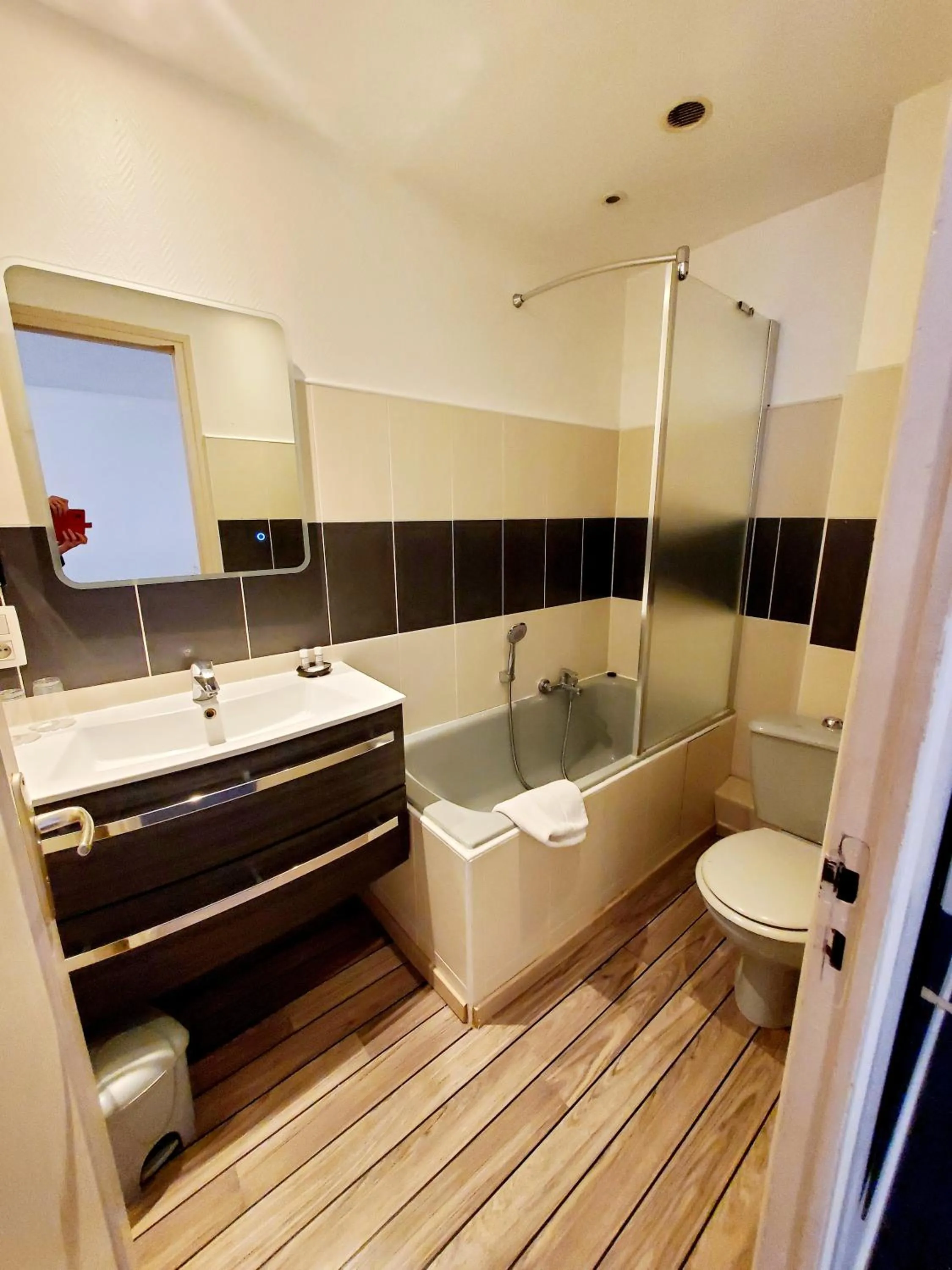 Toilet in Logis Hôtel Belle Etoile Vichy