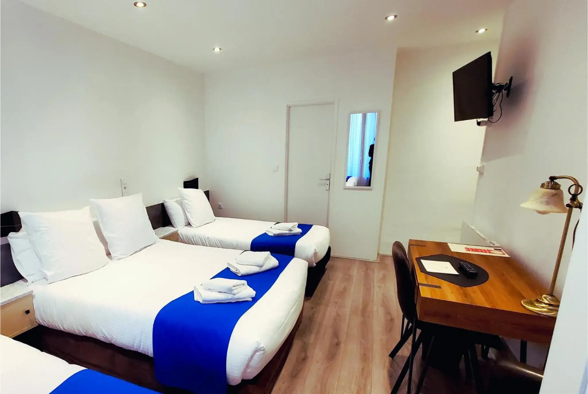 Deluxe Double Room (2 Adults + 1 Child) in Logis Hôtel Belle Etoile Vichy Deluxe Double Room (2 Adults + 1 Child) in Logis Hôtel Belle Etoile Vichy