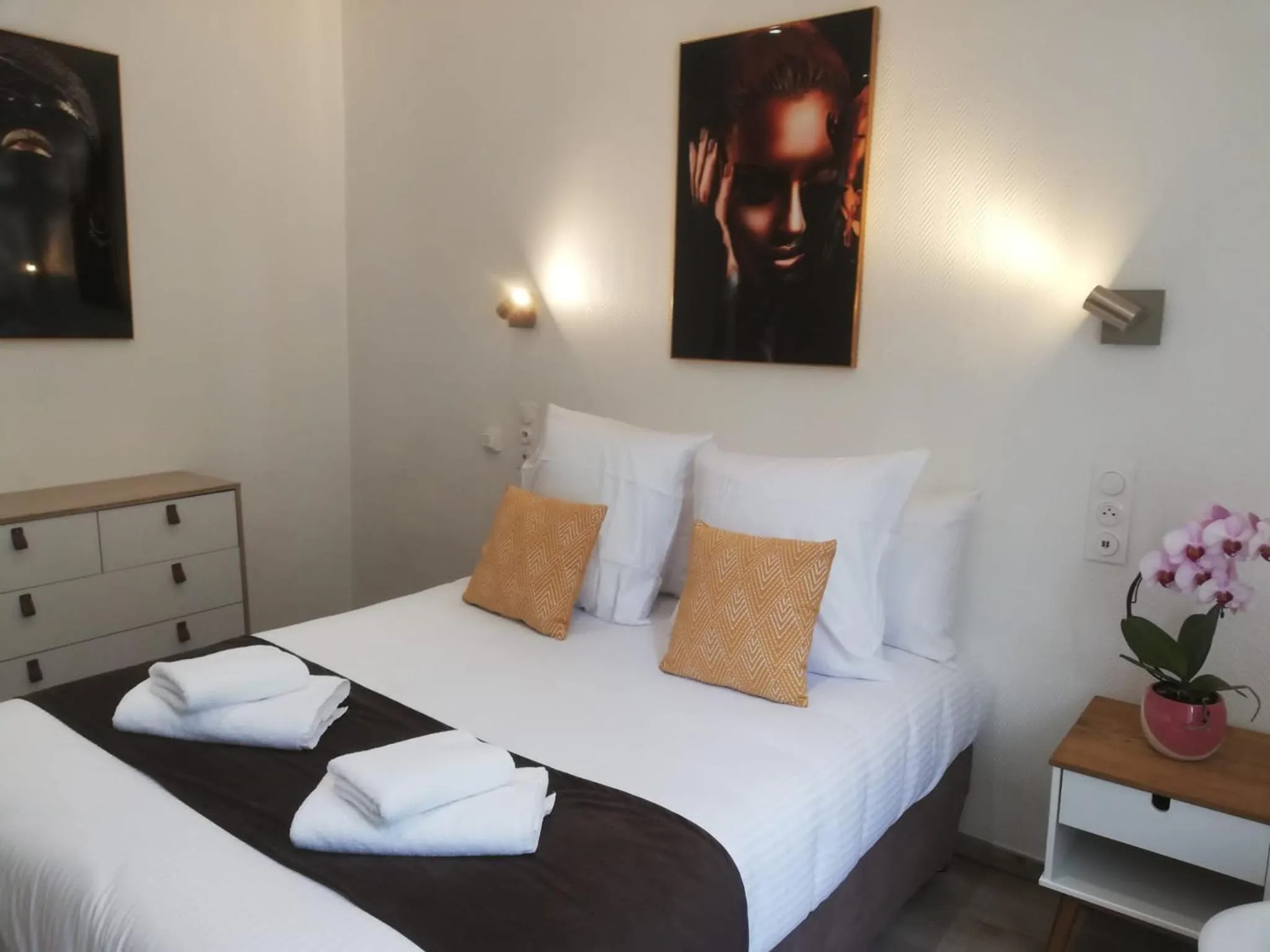 Bed in Logis Hôtel Belle Etoile Vichy