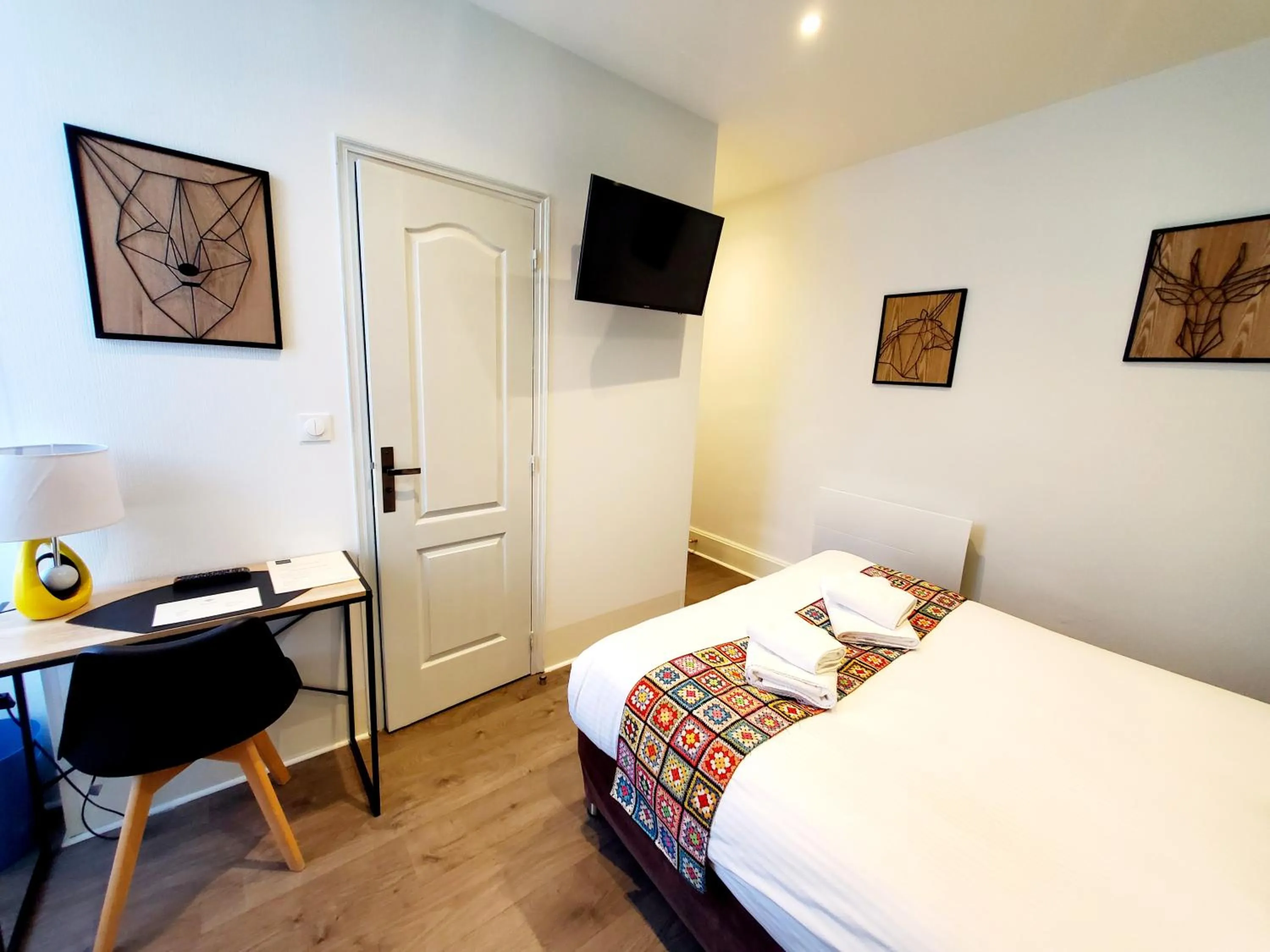 TV and multimedia, Bed in Logis Hôtel Belle Etoile Vichy