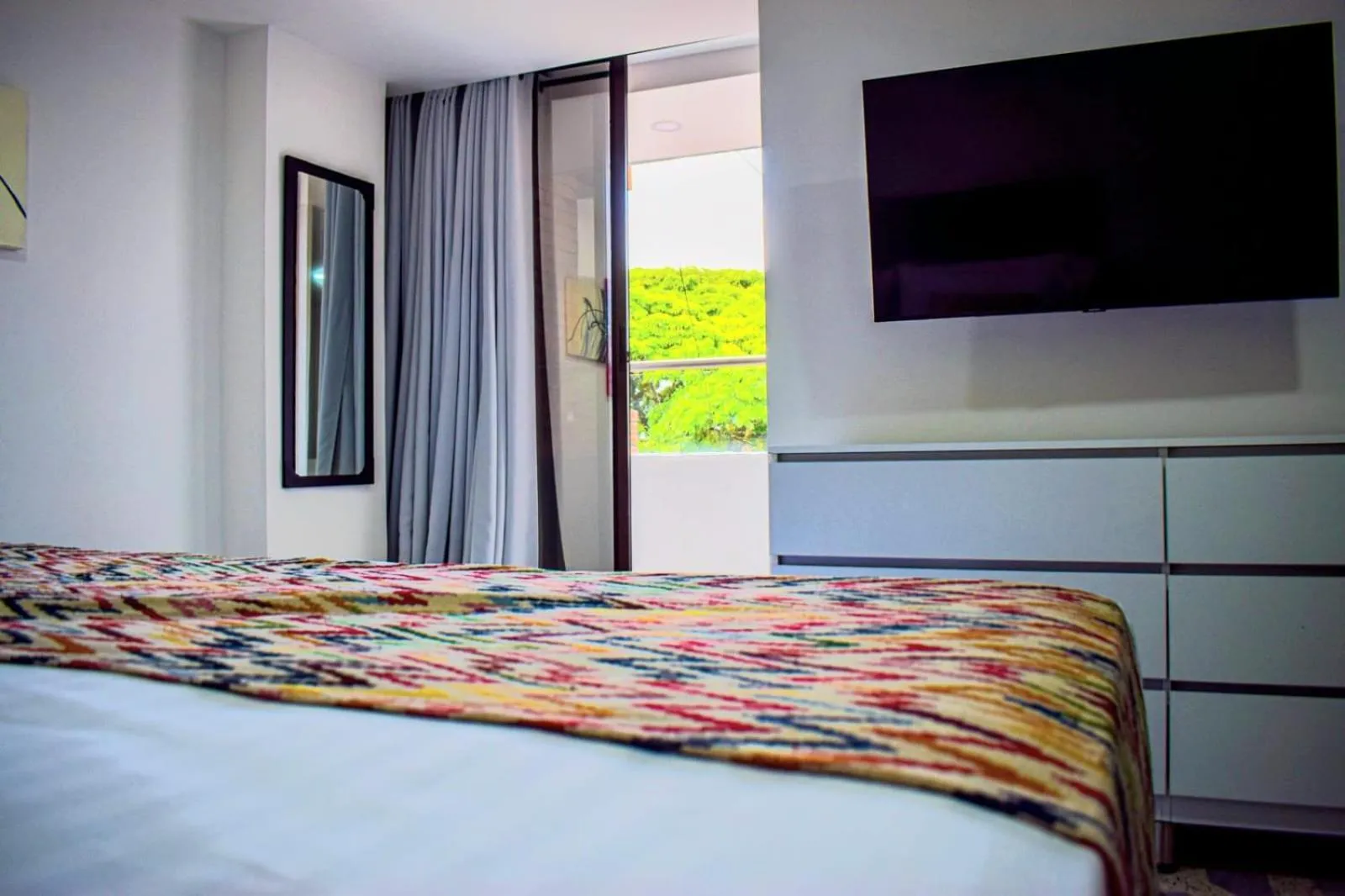 Balcony/Terrace, Bed in Hotel Arisha Cali