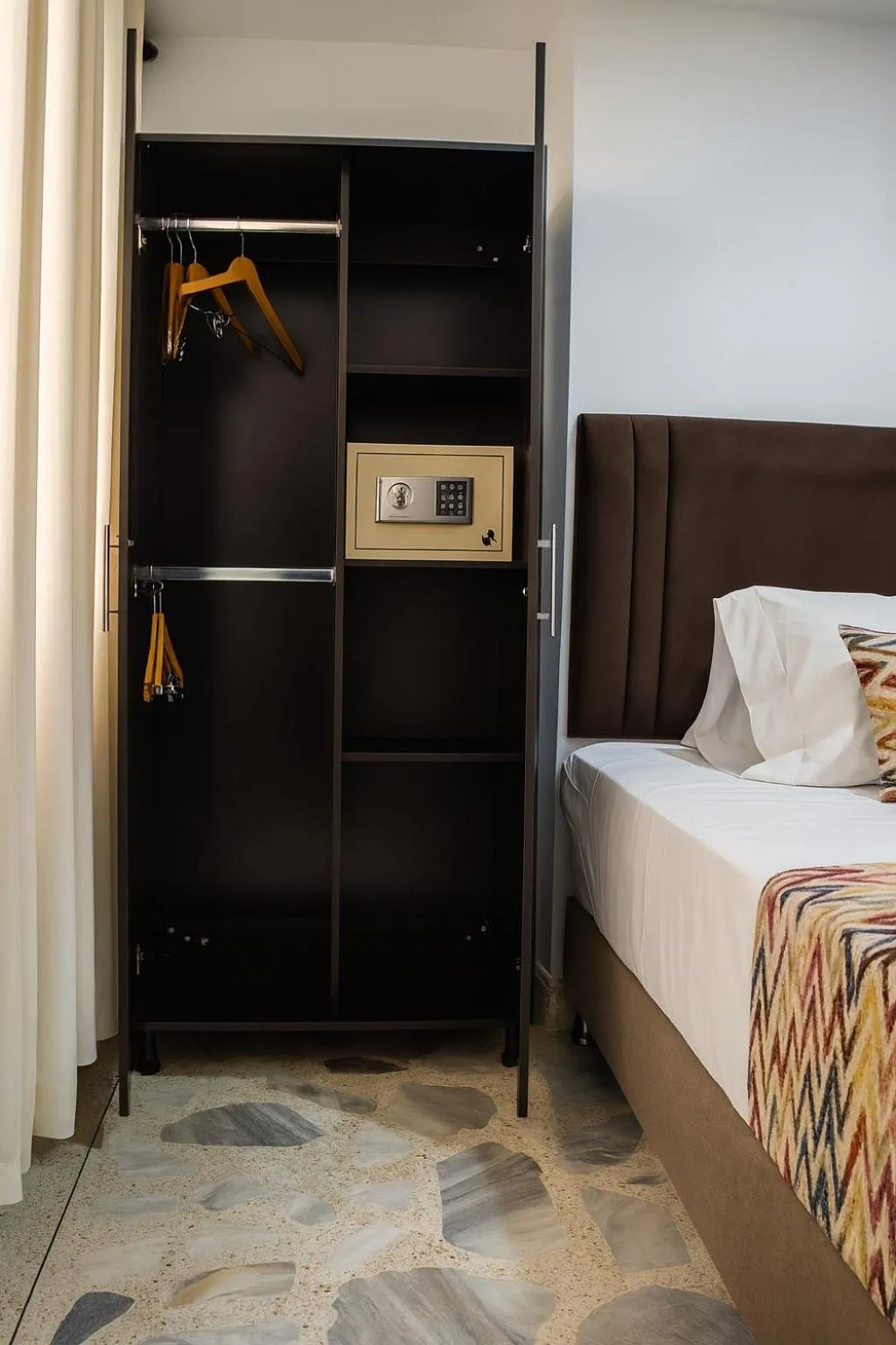 safe, Bed in Hotel Arisha Cali