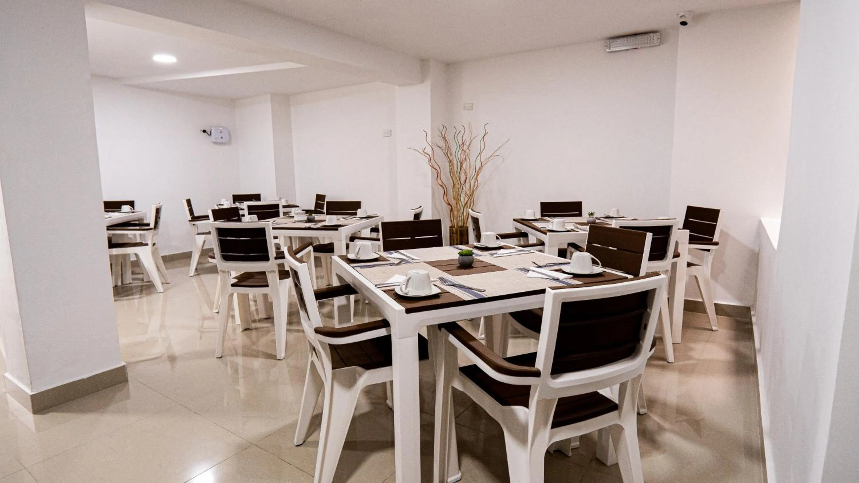 Dining area in Hotel Arisha Cali