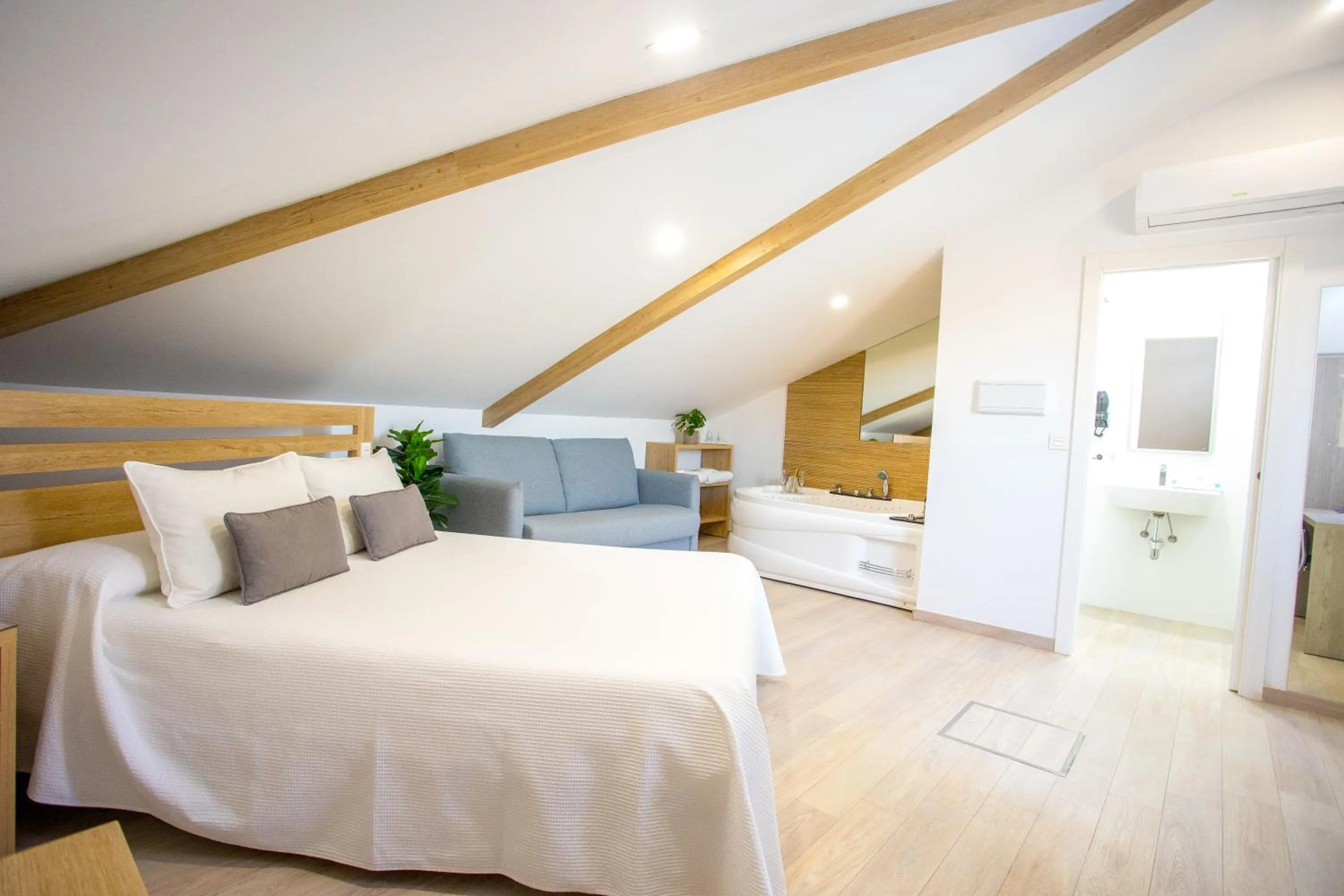 Hot Tub, Bed in Apartahotel Énfasis-Group