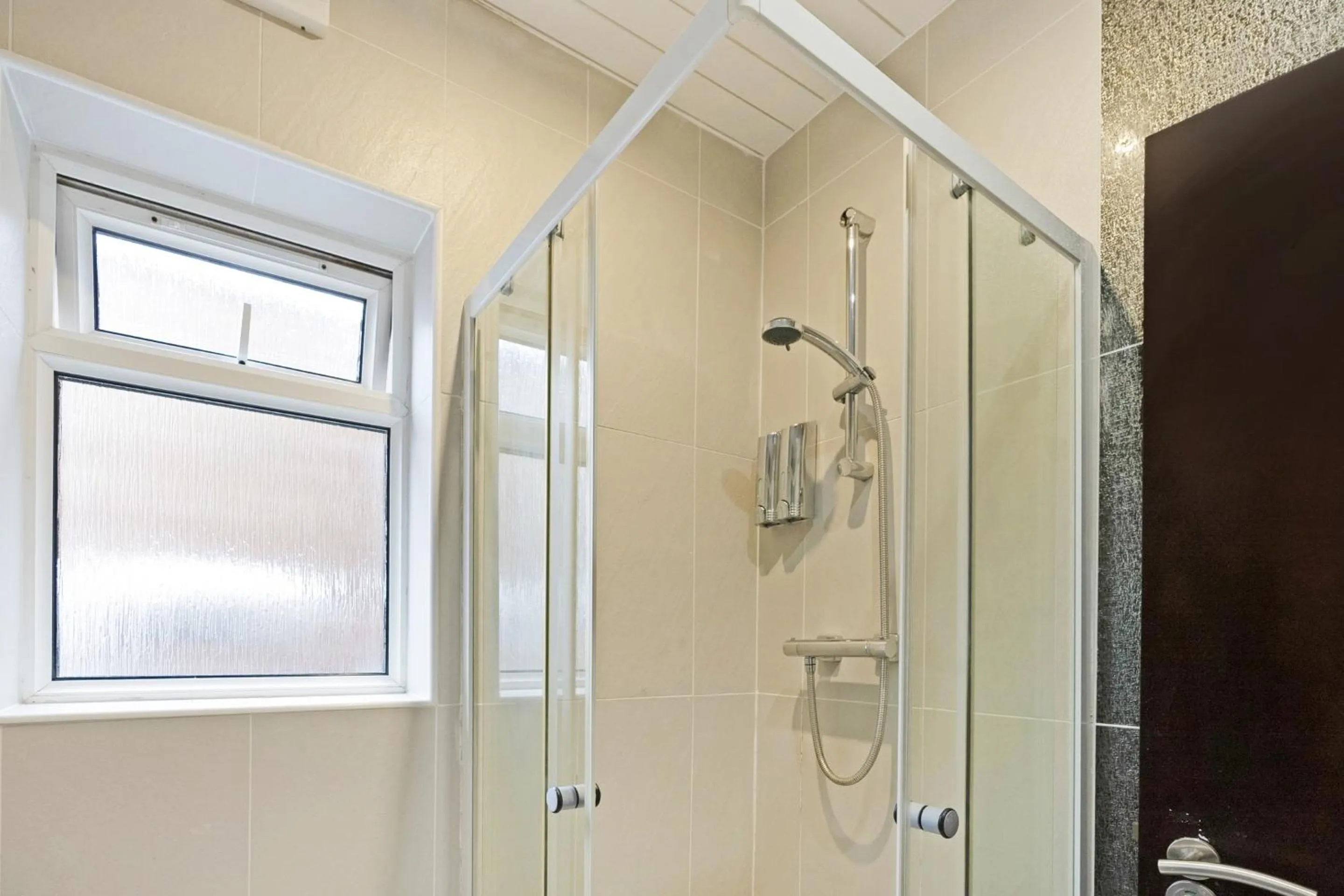 Bathroom in OYO The Baltimore Hotel