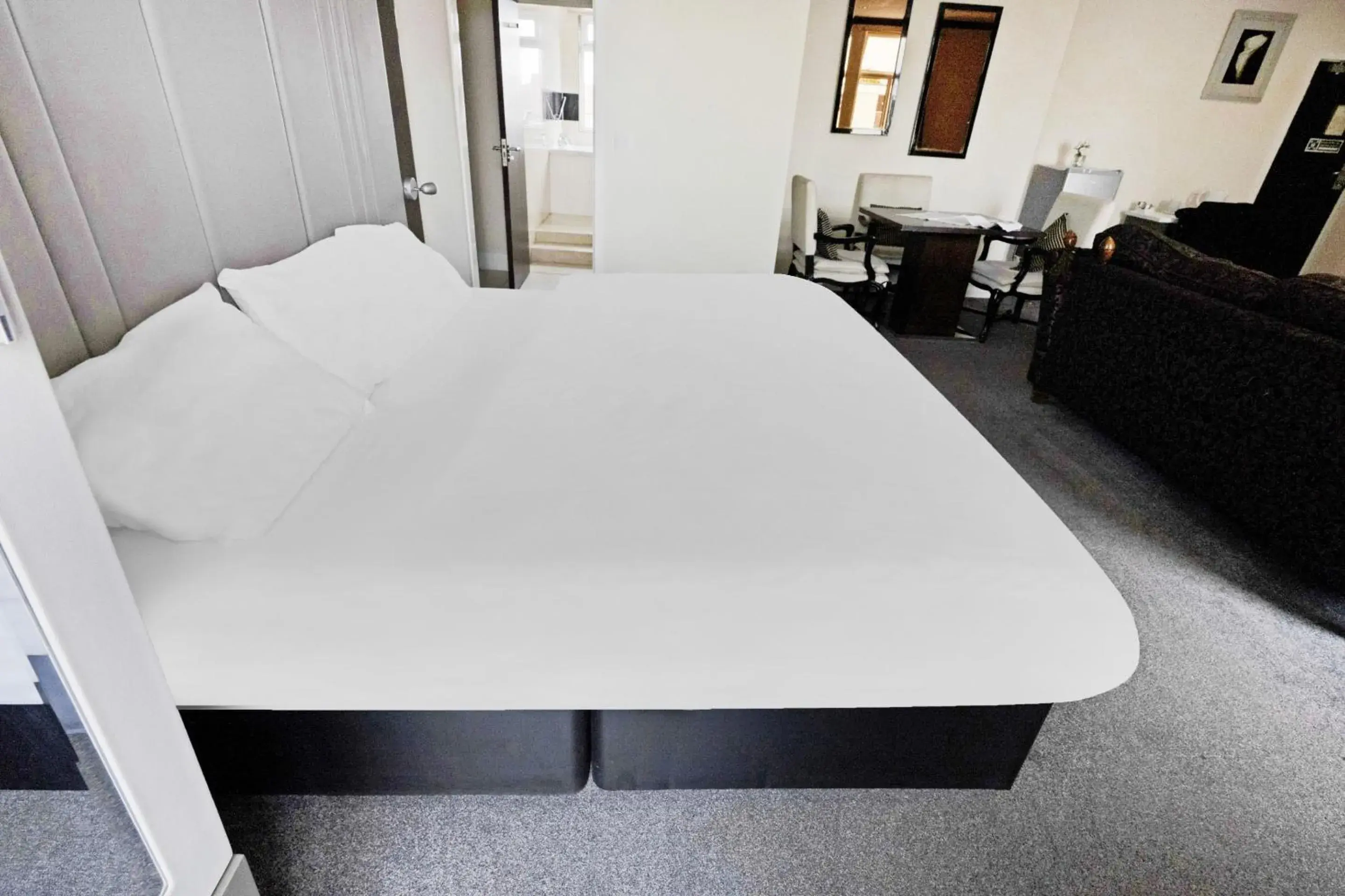 Deluxe Suite in OYO The Baltimore Hotel Deluxe Suite in OYO The Baltimore Hotel