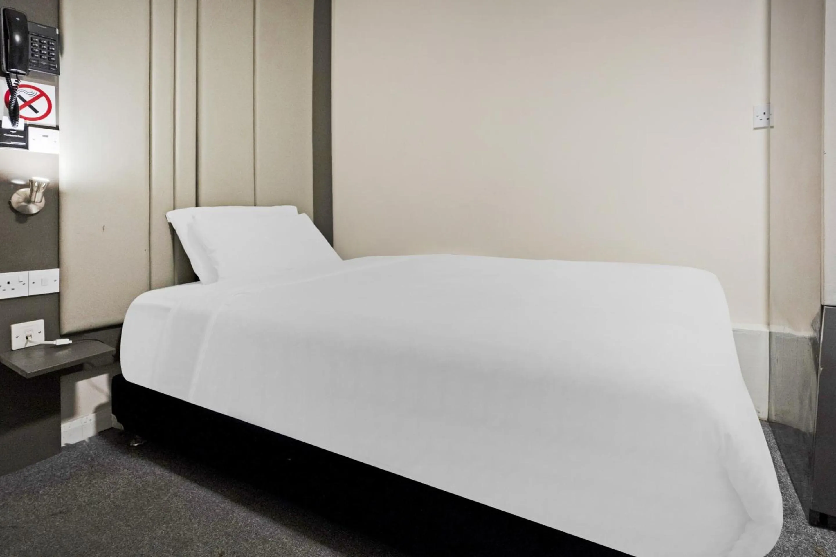 Bedroom, Bed in OYO The Baltimore Hotel